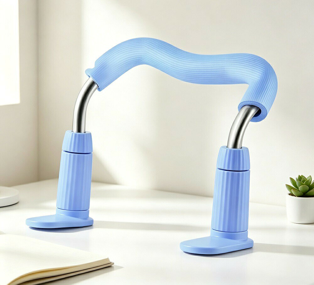商品説明お子様の正しい座り姿勢をサポートする、M字型の姿勢矯正器具です。テーブルに固定するだけで簡単に使え、自然と背筋が伸びる設計が猫背や前かがみを防止。視覚障害予防にも役立ち、良い座り習慣を早期に身につけることができます。組み立て不要で、ほとんどの形状厚さのテーブルに対応。お子様の脊椎の健全な発達をサポートするアイテムです。【組み立て不要で簡単設置】工具は一切不要。テーブルに固定するだけで使用可能。厚みや形状の異なるテーブルにも対応しており、すぐに使い始められます。【正しい座り姿勢を習慣化】定期的に注意を促すことなく、お子様が自然と正しい姿勢を保てるようサポート。姿勢の間違いによる骨の変形を防ぎ、視力低下のリスクも軽減します。【学習読書に最適】宿題や読書、書き込み作業中に使用することで、集中力を高めながら健康な姿勢を維持できます。早期からの良い座り習慣が、将来の健康にもつながります。【製品仕様】素材：ABSカラー：2色展開（画像参照）サイズ：画像参照