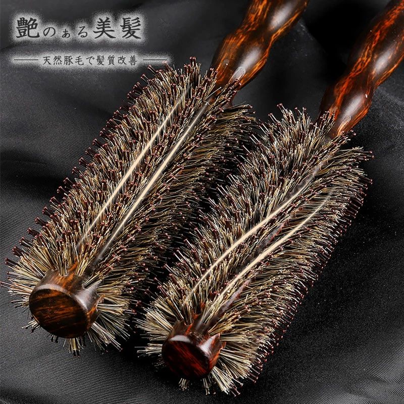 商品情報サイズ：S:26*5.0cm / M:26*4.5cm / L:26*4.1cmカラー：カーキ色【特徴】- 天然豚毛を使用したヘアブラシ - 竹製の持ち手で使いやすいパドルブラシ - 髪をやさしく整えながら、同時に頭皮をマッサージして血行促進 - 静電気防止で絡まりにくく、ダメージを与えない - 肌あたりのよい丸いピンヘッドが、頭皮にしっかり届いてブラッシング!痛くなく、気持ち良い使い心地。【特徴】- 頭皮マッサージがしやすい持ち手でリラックス効果が期待されます - 束ねた髪も艶やかに整える - 摩擦レス設計で髪を引っ張り傷つけることなくブラッシング - 環境に配慮した天然の竹を使用したデザインで軽量かつフィット感抜群 - ラッピング対応でプレゼントにもおすすめ
