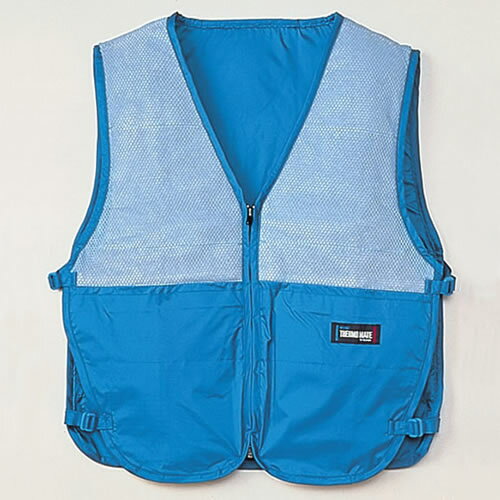 　商品名 クールベスト サーモメイトII ベスト （CW1001） （水に浸して使用） サイズ フリーサイズ 重量 約140g（保水時約700g） クールベスト サーモメイトII ベスト（CW1001） （水に浸して使用） 水だけで冷やせる冷却ベスト。 快適な作業をサポートします。 サーモメイトIIベストを水に浸して使用いたします。 軽量で軽い着心地。 サーモメイトIIの特徴 熱暑、高温環境での着用で、体温の上昇を抑え、疲労を軽減します。水を含ませて着用すると清涼感が得られます。吸水繊維で保水能力が高く、長時間清涼効果を発揮し、繰り返し使用ができます。抗菌防カビ性繊維との複合中綿で、衛生的に使用できます。 水だけで爽快、清涼、画期的機能 サーモメイトII は中層の吸水繊維が水を吸水膨張し、水を外に逃がさず保水します。その多量の水分が気化する際の吸熱作用で帽体内の熱を奪い、皮膚表面からの温度上昇を抑えます。また、吸水性が高く常に皮膚表面はサラッとベトつきません。 熱中対策について 体の中と外のあつさによって引き起こされる、様々な体の不調であり、専門的には、「暑熱環境下にさらされる、あるいは運動などによって体の中でたくさんの熱を作るような条件下にあった者が発症し、体温を維持するための生理的な反応より生じた失調状態から、全身の臓器の機能不全に至るまでの、連続的な病態」とされています(熱中という漢字には、読んで字のとおり、「熱に中る」という意味をもっています)。熱暑、高温環境での着用で、体温の上昇を抑え、疲労を軽減します。 高温多湿な状況下で生じた身体熱性障害を総称したものです。通常、熱けいれん、熱疲労、熱射病の3つに分けられています。主に高齢者に起こるもの、幼児が高温環境で起こるもの、暑熱環境での労働で起こるもの、スポーツ活動中に起こるものなどがあります。日常生活や家の中でも起こりますのでご注意ください。 暑い環境で起こるもの、という概念があるかと思われますが、スポーツや活動中においては、体内の筋肉から大量の熱を発生することや、脱水などの影響により、寒いとされる環境でも発生しうるものです。