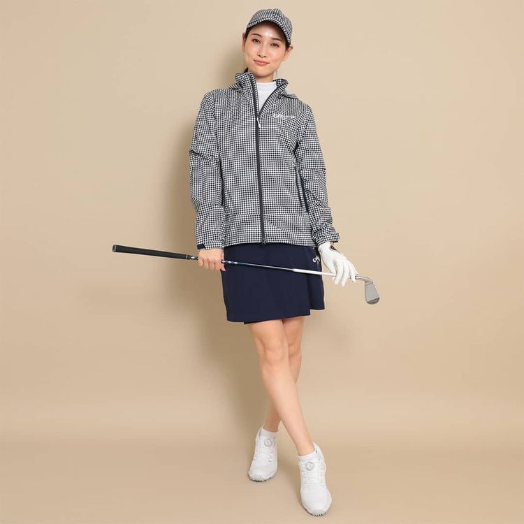 【※メーカー画像を使用しておりますが稀に仕様変更があることがございます】 Callaway キャロウェイ ゴルフ レディース セットアップレインウェア(WOMENS) C23989201 上下セット 合羽 雨具 カッパ かっぱ 防水 ★送料無料★ 耐水圧20,000mm 透湿40,000gの高機能素材を使用したレインウエア。4WAY(フード・半袖）、襟先たためるボタン付き、背ベンチレーション、ウエスト調整可、収納袋付き。スカートセットアップはホワイト×ブラックの無地とギンガムチェックプリントのネイビー、レッドの3色展開。　＜ダーミザクス＞耐水圧：20,000mm透湿性：40,000g/m?/24hrs防水性、透湿性、防風性、ストレッチ性素材: 表生地 ナイロン 100% 裏生地 ポリエステル 100%原産国:MYANMAR 2