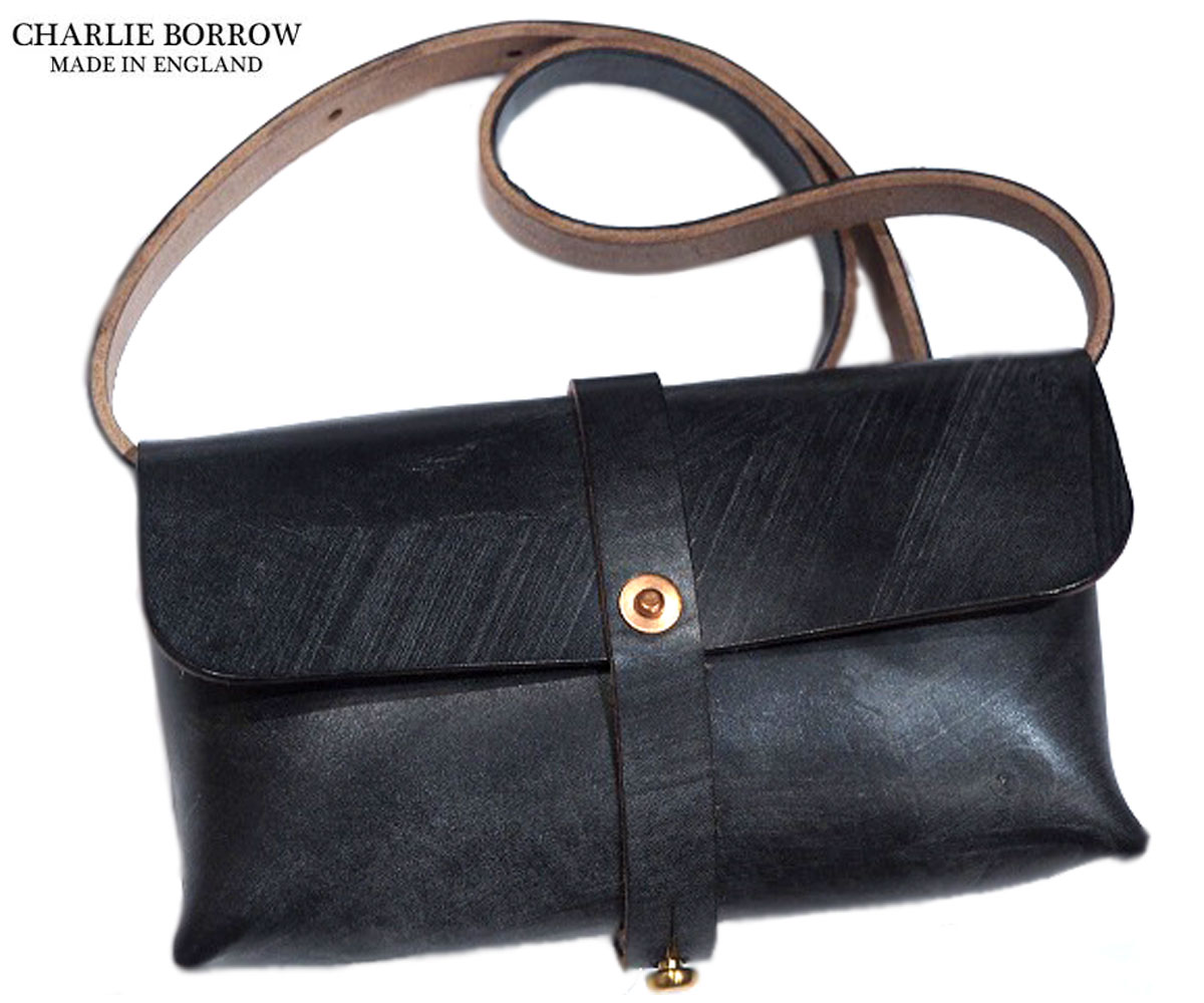 CHARLIE BORROW （チャーリー ボロウ）/OAK BARK TANNED LEATHER x HAND STITCH SHOULDER BAG/MADE IN ENGLAND/black