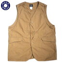 ＜POST OVERALLS＞「ポストオーバーオールズ」 ＜POST OVERALLS＞「ポストオーバーオールズ」は1993年、TAKESHI OHFUCHIによりNY（ニューヨーク）で設立されました。1910年代から1940年代までの、アメリカのワークウェアが、主なテーマとデザインソースになっており、その当時の手間ひまかけた製法や縫製、ディテールをそのまま現代に蘇らせてるのが、最大の特徴です。＜POSTOVERALLS＞「ポストオーバーオールズ」が国内のレプリカメーカーと異なるのは、単にヴィンテージ古着の焼き直しやコピー、リイシューに終わるのではなく、製品のデザイン一つ一つに彼らのオリジナルティを取り入れている部分であり、あくまでヴィンテージインスパイアに拘ってる点です。そしてなによりもMADE IN　U.S.Aであるという点です。また、＜POSTOVERALLS＞「ポストオーバーオールズ」は「フィルソン」「リーバイス」等のヴィンテージワークウェアやその他のオーセンティッククロージングとも自然に組み合わせて、長く愛せるよう心掛けてデザインされています。海外では、ニューヨークやロンドンなどの有名セレクトショップまたはブティックに継続的に展開されています。設立当初のポリシーは今でも頑なに受け継がれています。 ★quality construction(良い縫製）enduring style(長持ちするデザイン） tastefully flavored(深い味わい） ★＜POSTOVERALLS＞「ポストオーバーオールズ」の＜ROYALTRAVELER＞「ロイヤルトラベラー」。1930年代に存在した、ハンティングベストをベースに「ポスト」らしい捻りを利かせてオリジナリティのあるトラベル仕様のベストに生まれ変わっています。胸の両側の大型ポケット、脇に4つの大型カーゴポケット、内側にもフラップ付きの大型ポケットが二つ、3ボタンの仕様。使い勝手の良い抜群の機能性＆生地を変えるごとに表情＆着こなしの変化が楽しめるベストセラー。重ね着に物足りなさを感じた時、大いに活躍します。ヴィンテージサテンを使用。 POST OVERALLS#1512 ROYAL TRAVELER VEST SIZE CHART SIZE 肩幅(cm) 身幅(cm) 着丈(cm) S 37 51 62 M 38 55 64 L 39 59 66 肩幅＝肩の縫い目から縫い目の直線距離 身幅＝脇下の縫い目から縫い目の直線距離 着丈＝後ろ身、襟下中央から裾までの長さ &nbsp ※SIZE CHARTをご参照ください。 ●素材 ： Cotton 100％(vintage sateen) ●カラー：dark khaki ●made in Japan ⇒その他のPOST OVERALLS製品はこちらをCLICK！！ ⇒その他のVESTはこちらをCLICK！！ ※「あす楽対応について」必ずご確認ください！