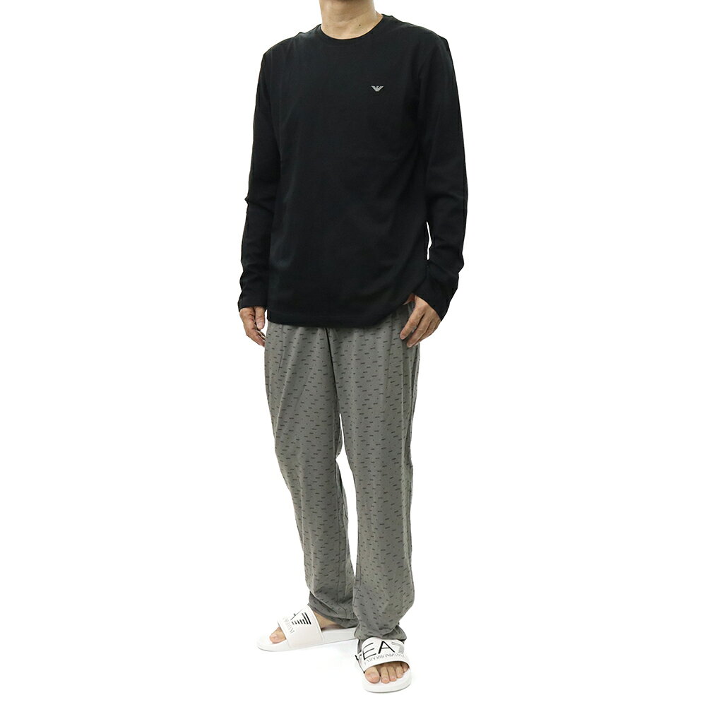 サイズ（単位：cm） トップス 【M】肩幅46/胸囲105/着丈72/袖丈66 【L】肩幅50/胸囲110/着丈74/袖丈66 【XL】肩幅51/胸囲117/着丈77/袖丈67 パンツ 【M】ウエスト75/股上32/股下78/渡幅35/腿幅31/裾幅20 【L】ウエスト78/股上32/股下79/渡幅35/腿幅32/裾幅20 【XL】ウエスト82/股上33/股下80/渡幅37/腿幅33/裾幅20 ※記載寸法はすべてスタッフの手作業による採寸（実寸）となります。また、商品によっては微妙に個体差が生じることもあるため、実際の商品と若干異なる場合がございます。あらかじめご了承ください。 撮影着用サイズ サイズ：L モデル：身長173cm 体重63kg・標準体型 （通常着用サイズ：EU:S〜M イタリア:44〜46 インチ:29 JPN:M） ＜試着感：-＞ アイテム説明 クルーネックのロングTシャツと、伸縮性のあるウエストバンドを備えたパンツを組み合わせたパジャマ。パターンの装飾を施し、胸にイーグルロゴをあしらいました。お部屋のリラックスタイムにはもちろん、ちょっとのお出かけ時にもピッタリです。ブランドならではの綺麗なシルエットが特徴で、ロングシーズンご愛用いただけます♪ ※セットになっているため、上下で別のサイズのご購入はできません。あらかじめご了承ください。 仕様 Tシャツ：クルーネック パンツ：ウエストゴム カラー BLACK/GREYLETTERING （MC503） 生産国 バングラデシュ 素材 コットン100％ シーズン 2026春夏コレクション 型番 EM000611 AF18885 お問い合わせ番号 EU26SS358 ≫ EMPORIO ARMANIの商品一覧へお問い合わせ番号 EU26SS358 シーズン 2026春夏コレクション 型番 EM000611 AF18885 カラー BLACK/GREYLETTERING （MC503） 生産国 バングラデシュ 素材 コットン100％ 撮影着用サイズ サイズ：L モデル：身長173cm 体重63kg・標準体型 （通常着用サイズ：EU:S〜M イタリア:44〜46 インチ:29 JPN:M） ＜試着感：-＞ 仕様 Tシャツ：クルーネック パンツ：ウエストゴム コメント クルーネックのロングTシャツと、伸縮性のあるウエストバンドを備えたパンツを組み合わせたパジャマ。パターンの装飾を施し、胸にイーグルロゴをあしらいました。お部屋のリラックスタイムにはもちろん、ちょっとのお出かけ時にもピッタリです。ブランドならではの綺麗なシルエットが特徴で、ロングシーズンご愛用いただけます♪ ※セットになっているため、上下で別のサイズのご購入はできません。あらかじめご了承ください。 サイズ（単位：cm） トップス 【M】肩幅46/胸囲105/着丈72/袖丈66 【L】肩幅50/胸囲110/着丈74/袖丈66 【XL】肩幅51/胸囲117/着丈77/袖丈67 パンツ 【M】ウエスト75/股上32/股下78/渡幅35/腿幅31/裾幅20 【L】ウエスト78/股上32/股下79/渡幅35/腿幅32/裾幅20 【XL】ウエスト82/股上33/股下80/渡幅37/腿幅33/裾幅20 ※記載寸法はすべてスタッフの手作業による採寸（実寸）となります。また、商品によっては微妙に個体差が生じることもあるため、実際の商品と若干異なる場合がございます。あらかじめご了承ください。 【 ご注意事項 】 入荷時期により、商品のディテール、タグや付属品、原産国等、一部仕様が商品説明と異なる場合がございます。あらかじめご了承ください。 掲載商品画像はご利用環境等により実際の商品と色味や質感などに若干の誤差が生じる場合がございます。あらかじめご了承ください。 掲載商品は他店舗でも販売しております。在庫管理には十分配慮しておりますが、タイミングによりご注文の商品をご用意できない場合があり、その際は誠に申し訳ございませんがご注文をキャンセルさせていただきます。 販売価格は予告なく変更させていただく場合がございます。 こちらの商品は並行輸入品となります。 ≫ EMPORIO ARMANIの商品一覧へ