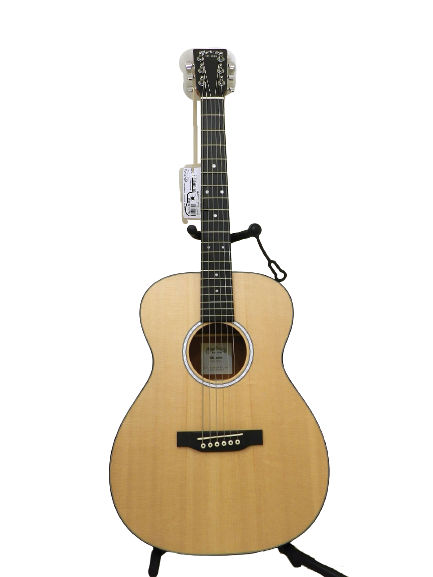 メーカー名 Martin マーチン 商品名 000JR-10 品名 アコースティックギター 　　 付属品 ■ギグバッグ ■エンドピン ■正規輸入代理店3年保証 ※写真のスタンドは付属しません。 　　 状態 新品 　　 生産国 Made in Mexico ※正規輸入品です。 コメント 有名女性アーティストがCMで使用している一本。 アコースティックギターのトップブランド、Martin(マーチン)。 マーチンの代表格「ドレッドノート」と共に君臨する000(トリプルオー)のジュニアサイズです。 13 3/8"WIDEのBODYに24"スケールを組み合わせたモデルです。 しかもしっかりとした14フレットジョイント。 胸厚が通常の000サイズと同様に約8.3～10.3cmと薄めで、抱えやすくなっています。 BODYはオール単板で、Topにシトカ・スプルースを、Side/Backにはサペリを採用。 TOPにはスキャロップドXブレーシングを、BACKにはラダーブレーシングを施しています。 オールつや消し(オイル)仕上げです。 小さいながらもやはりマーチン、本格的なサウンドが楽しめ演奏性を求める女性やお子様はもちろん、気軽に持ち出すトラベルギターとしても活躍してくれるスモールギターです。 ご自宅で手軽に爪弾くもよし、女性やお子様にもおすすめです。 レスポンスもよく、フィンガーピッキングに最適な一本です。 【仕様】 ■トップ材：シトカ・スプルース単板 ■サイド・ampバック材：サペリ単板 ■ブレイシング：スタンダードX・ノンスキャロップド ■指板&ブリッジ材：リッチライト ■サドル材：タスク ■ナット材：ホワイトコリアン ■ナット幅：約44.5mm ■弦長：約609mm ※こちらの商品は厳重に梱包させていただきます為、発送までお時間を頂戴する場合がございます。ご了承下さい。 　 管理番号 　　　 001083MU2208N 　　　 ※注意 　　　 ※代金引換不可商品です。 ご不明な点はお気軽にお問い合わせ下さい。 　　　 ご注文の前にお読みください こちらに掲載している商品は実店舗でも並行して販売しておりますので、こちらでご注文できた状態でもタイムラグにより在庫が不足してしまう場合がございます。 ご注文は当店からの「ご注文ありがとうございます」メールが発送された時点で確定とさせて頂きます。 極力最新の在庫状態を提示出来る様に努めていますが、何卒ご理解くださいますようお願い致します。