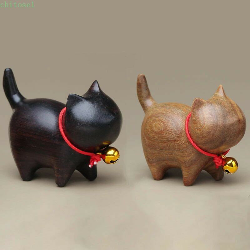 商品説明【ミニサイズがかわいい木製のネコの置き物】丸みのあるフォルムがかわいい木製のネコの置き物です。素材天然の黒檀と緑壇を使用した2個セットです。とても硬くて丈夫にできています。猫らしいかわいさを引き立てる曲線は職人が一つ一つ丁寧に磨き、心を込めて仕上げました。手触りもとても滑らか。天然素材を使用しているため、木の色や木目がそれぞれ少しずつ違う世界に一つだけのネコの置き物です。【首にはかわいい小さな鈴をつけました】幸運を招いてくれる招き猫のように首にかわいい小さな鈴が付いています。揺れるとチリチリと鳴る優しい鈴の音がきっとあなたに癒しと幸運を招いてくれるでしょう。【どんなシチュエーションにも合うデザイン】玄関・リビング・お手洗い・寝室・子供部屋など、どこに置いても馴染んであなたをそっと癒してくれること間違いなしです。また、可愛らしい癒しのデザインは、贈り物としても最適です。大切なご家族やご友人へのプレゼント、お祝いなどにもご活用いただけます。【商品仕様】サイズ： (約)4.3cm*3.3cm 素材：木製　※製品サイズは若干の誤差が生じる場合がございます。【注意事項】※商品が破損、部品不足、または間違った製品が送られた場合は、一番最初に当店に連絡ください。悪レビューをお控えください，営業時間内に返信し、最適な解決策を提供します。※休業日にいただいたメールのご返答は 翌営業日以降の対応となります。※当店ではお客様都合による交換、返金は受け付けておりません。※お客様都合によるキャンセル（商品発送前）ご注文から30分以内は、理由の有無を問わず購入履歴からキャンセルすることが可能です。なお、当店では、ご注文から30分以上過ぎた場合、お客様都合によるキャンセルは承っておりません。あらかじめご了承ください。※長期不在、住所不備、お受取拒否など、お客様都合によるキャンセルが発生した場合、別途送料実費をご請求させていただきます。※ 全商品送料無料ですが、「沖縄・離島・一部地域」は別途 送料が掛かります。※撮影環境やお使いのモニターにより、実際の商品は写真と多少色が異なる場合がございます、ご了承ください。