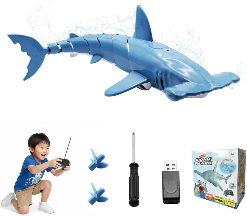 【リアルなサメ遊泳を再現 潜水サメデザイン】本物そっくりの流線型ボディと専用シッピングモーションで、まるで本物のサメが泳いでいるかのような再現性を実現。サメのユニークな造形で、子供の興味を引き、生物構造の学習にも役立ちます。 【無 線 マルチプレイでサメレース】ご家族やお友達と一緒に水中サメレースを楽しんだり、一緒に遊泳させたりと、マルチプレイでさらに盛り上がります。スムーズな動きを実現し、長時間の遊びにも疲れません。 【ワンタッチ潜水 全方向移動 自由自在】防水設計に加え、リモコンボタン一つで簡単に潜水・浮上が可能。前後左右の全方向移動に対応し、水中でダイナミックに泳ぎ回る様子を存分に楽しめます。 【2 段階スピード＆強力モーター 安定駆動】低速で優雅に泳ぐモードと、高速でダイナミックに動くモードを簡単切替。強力モーターがスムーズで安定した動きを実現し、長時間遊んでも安定したパフォーマンスを発揮します。 【全身防水＆自動電源システム 安全安心】全身防水構造で電池ボックスをしっかり保護。水に入れると自動的に電源 ON、水から出すと自動的に OFF になる安全設計。高い耐衝撃性も備え、お子様でも安心して長く遊べます。