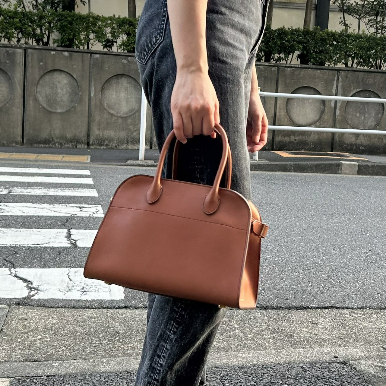 The Row ザ ロウ W1190L72 Soft Margaux 10 Bag in Leather マルゴー10 マルゴー レザー ブランド 革 バッグ レディース 新品 希少のサムネイル