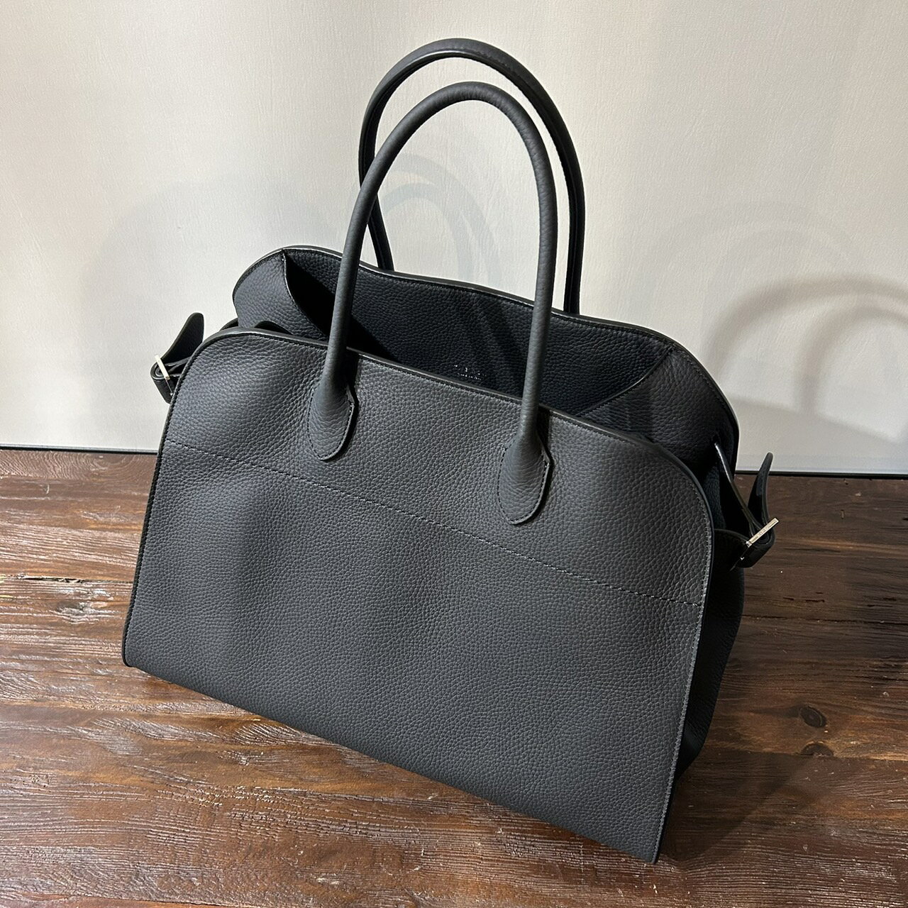 The Row ザ ロウ マルゴー15 マルゴー W1255L133 Soft Margaux 15 Bag レザー ブランド 革 バッグ レディース 新品 希少 グレインカーフスキンレザー Black BLPL【返品・交換不可】のサムネイル