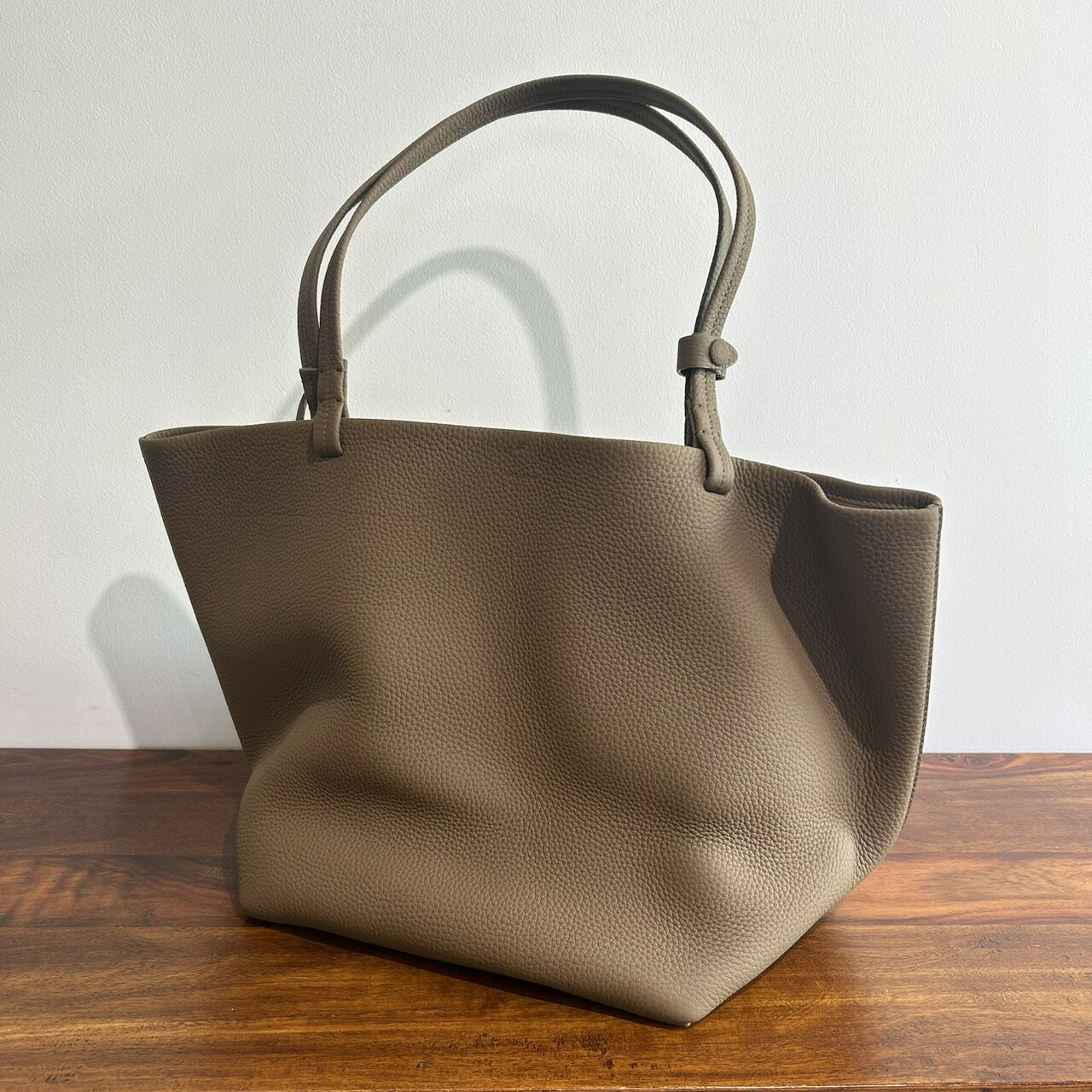 The Row ザ ロウ W1272L133 Park Tote Three パーク トート スリー パークトート レザーバッグ ブランド 革 バッグ 希少のサムネイル
