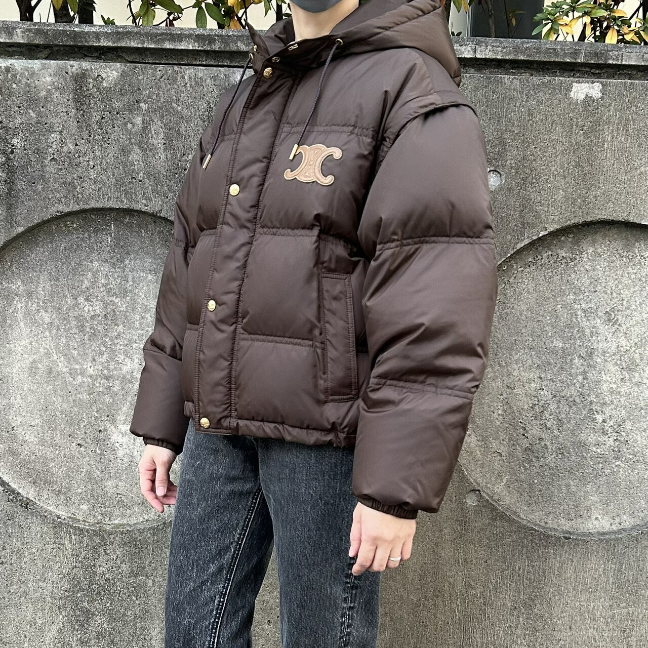 CELINE セリーヌ トリオンフ クロップド ダウン ジャケット イン ライトウェイト ナイロン 2W661901V.19CO チョコレート レディース ダウンジャケット アウターお洒落 ワンポイント 軽量 ブラウン 茶色 ベスト 2WAYのサムネイル