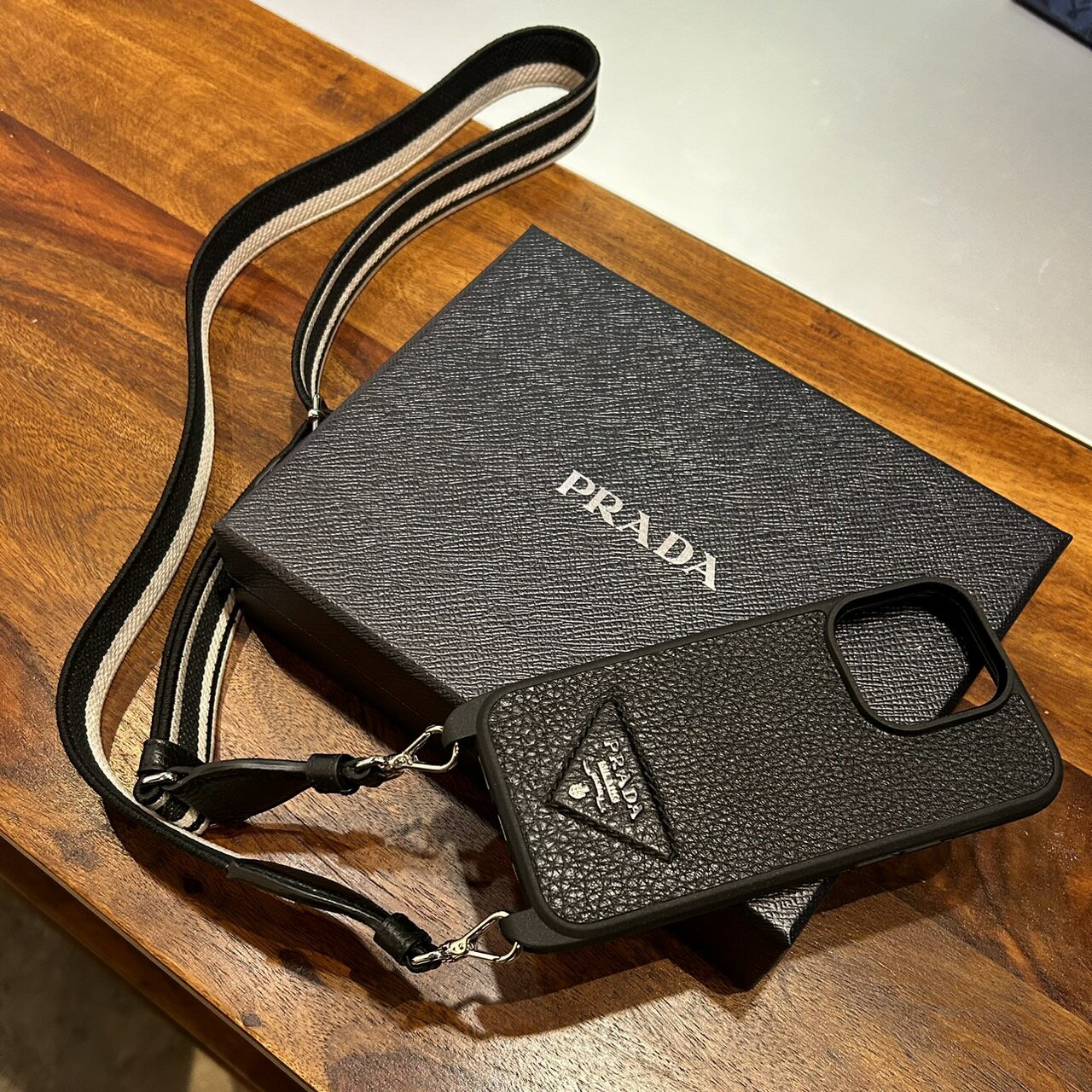 PRADA プラダ 1ZH173_2BBE サフィアーノレザー iPhone 14Pro用カバー スマホケース iPhoneケース iPhoneカバー ロゴ BLACK ストラップ付