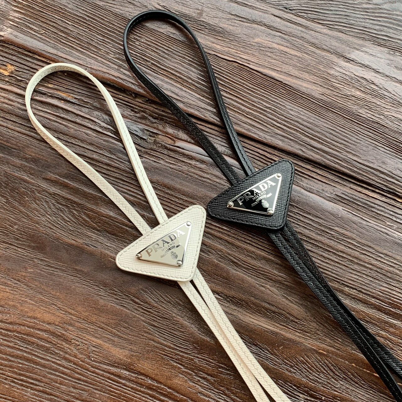 PRADA プラダ 2IC027_QHH サフィアーノレザー ロゴプレート ボロタイ ブランド ループタイ 人気商品 売れ筋 オシャレ インポートのサムネイル
