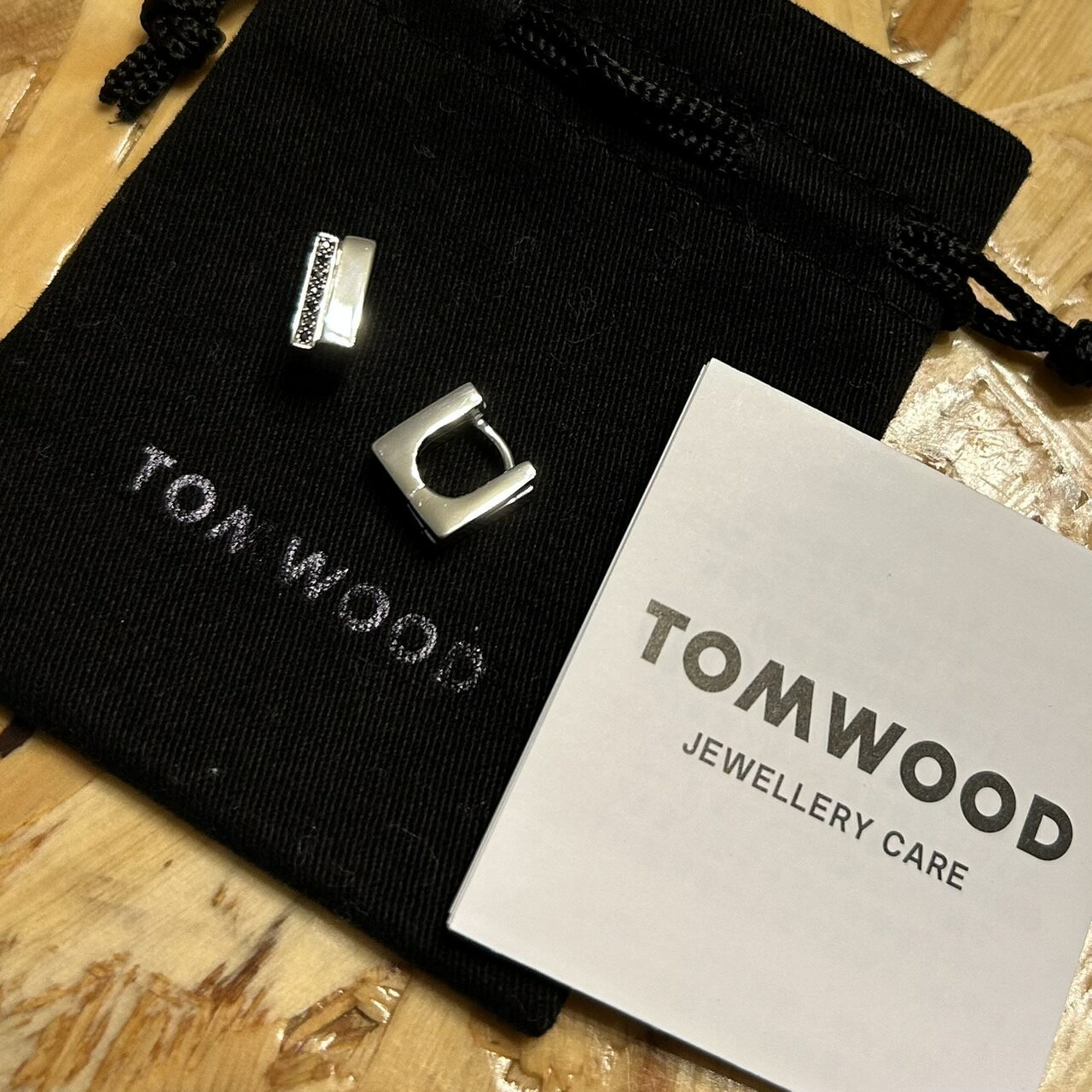 楽天Tree Bis セレクトTOM WOOD トムウッド Step Huggies Black Spinel ステップ ハギー ブラック スピネル ストーン シルバー ピアス 新作 ブランド アクセサリー ユニセックス レディース メンズ E5281BSP01S925【アウトレット】【返品不可】