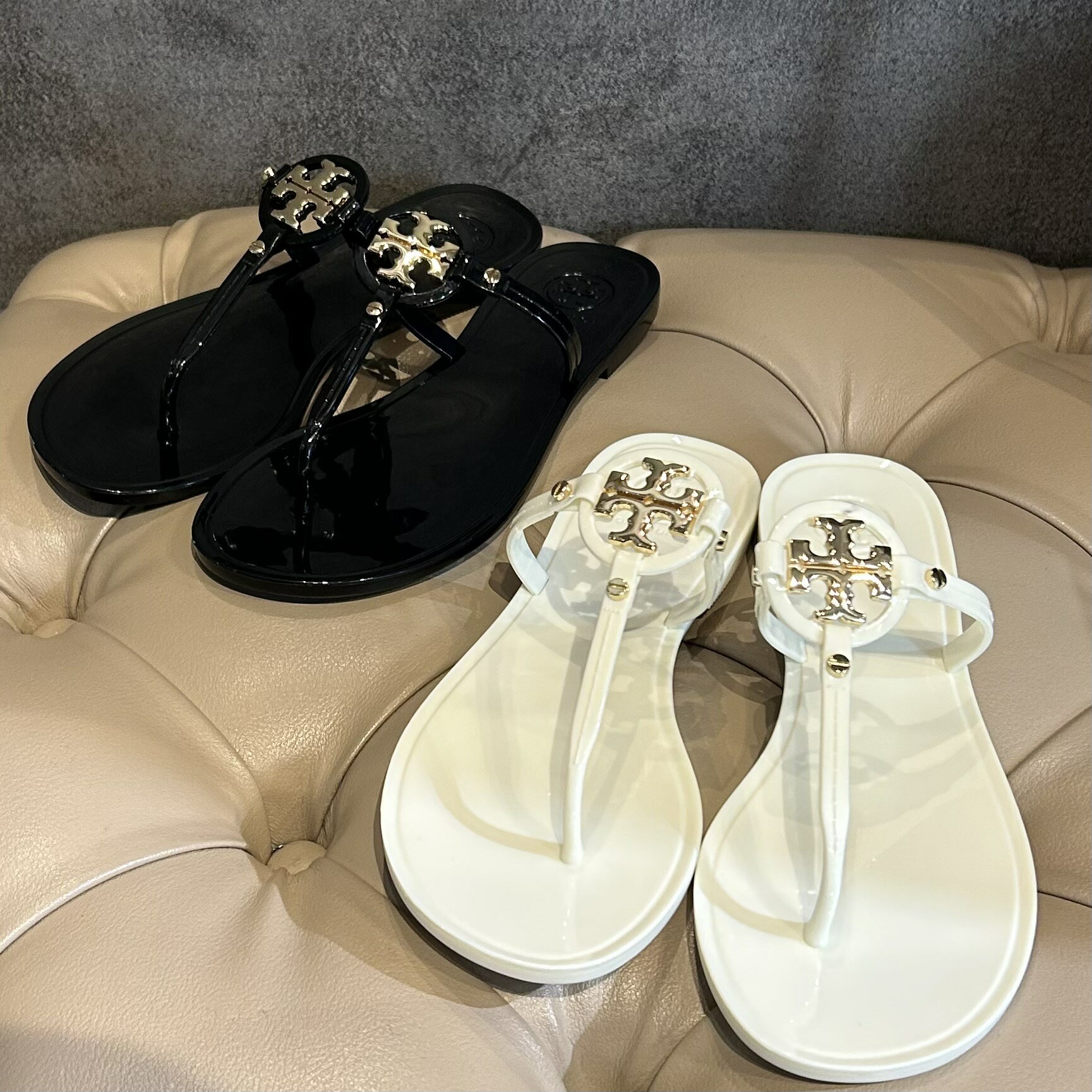 ToryBurch トリーバーチ 51148678 ミニ ミラー ジェリー トングサンダル BLACK IVORY サンダル お洒落 ロゴのサムネイル
