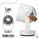 　Stadler Form（スタドラーフォーム）Leo サーキュレーター こちらの商品はメーカー直送品となります 新たな風をお部屋に生み出す次世代3Dファン、Leo（レオ）サーキュレーター。上下左右にスイングし、最大8m先まで風を届けます。（風量レベルは1～4までの4段階） 凹凸をなくした洗練されたデザインのタッチセンサー式コントロールパネルは、イラスト表示でシンプルでわかりやすく、操作も簡単です。持ち運びに便利なハンドルは、ヴィーガンレザーのスタイリッシュなデザイン。 付属のリモコンは電池を入れることで、マグネットで本体に吸着する省スペース設計。 1～7時間のタイマー設定が可能です。 ※実際の商品の台座はブラックです。 機能的でスタイリッシュ 持ち運びに便利なビーガンレザーのハンドル暖かみのあるデザインが ◎ 4段階のまで風速を調節 最大8m先まで風を届けます 左右最大180°上下90°の範囲まで送風 広範囲に隅々まで風を届けます シンプルな操作パネル イラスト表示ですっきりとしたデザイン 機能的なリモコン収納 マグネット式でリモコンをスッキリ収納できます ※電池挿入時 お手入れも簡単、コンパクト収納 パーツごとに分解でき、お手入れもしやすく コンパクトに収納可能 商品名 Stadler Form（スタドラーフォーム）Leo サーキュレーター サイズW25×D24×H33cm コードの長さ：約140cm（ACアダプター） 重量約1.7kg 定格電圧AC100V 消費電力18W（MAX運転時） 素材 本体：ABS樹脂 ハンドル：合成皮革 原産国 中国 12時間当たりの電気代(MAX運転時)：約6円 保証期間：お買い上げ後1年間