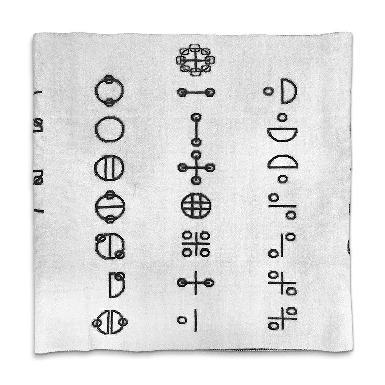 人の身体DNAに刻まれた 暗号カタカムナ文字でできている。 夢かなえる『神話の奇跡』 縄文時代よりもはるか昔にカタカムナという文明がありました。 その文明に関する記述は和歌に似たカタカムナウタヒという神話以外に何も残されていません。 そのため、カタカムナ文明は、長い間、謎に包まれたままでした。 しかし、カタカムナウタヒを、ていねいに読み解いていくと、そこには現代物理学の最先端の 理論や現代科学が到達していない超科学についても書かれていました。 カタカムナウタヒはただの神話ではなく現代科学をしのぐ超科学書だったのです。 それだけでなく驚いたことに、このカタカムナウタヒのデザインそのものに『夢をかなえる』空間を人の周囲に創り上げる作用があったのです。 というのは、 カタカムナウタヒは、カタカムナ人が高次元空間に意識を移してそこで見た素粒子の形を写しとったものをデザイン化したものだからなのです。 実際、カタカムナウタヒのデザインを刻印した生活用品を使うと人の周囲の空間と人の身体を構成する素粒子がカタカムナウタヒという素粒子のデザインと 共振し奇跡ともいうべきことが次々と起こります。 特にカタカムナウタヒの人を元気にする働きや、使う人の脳に働きかけてめぐりをよくし、 その人の夢の実現を助ける力は特筆ものです。 カタカムナ 腹巻 カタカムナの「カム」エネルギーを取り込むことができます。 身体の機能維持にご活用ください。 「カム」エネルギーとは育成光線と同様のエネルギーで、細胞の活性化や成長促進が期待できます。 装着時間に制限はございませんので、お好きなときに、いつでもご使用ください。 【着用方法】 「ヤタノカガミ」のマークの列が腹部の真ん中に来るように着用してください。 ～ デザインについて ～ 5首、6首のカタカムナウタヒの一部を丸山先生のオリジナルで配置しています。 こちらは丸山先生の研究結果によるもので、「カム」エネルギーの強い配置で製造しております。 サイズ ・フリーサイズ（男女兼用） ・平置き：約幅30cm×長さ31cm 素材 アクリル80%・ナイロン15%・ウール5%（遠赤外線放射機能） 生産国 日本