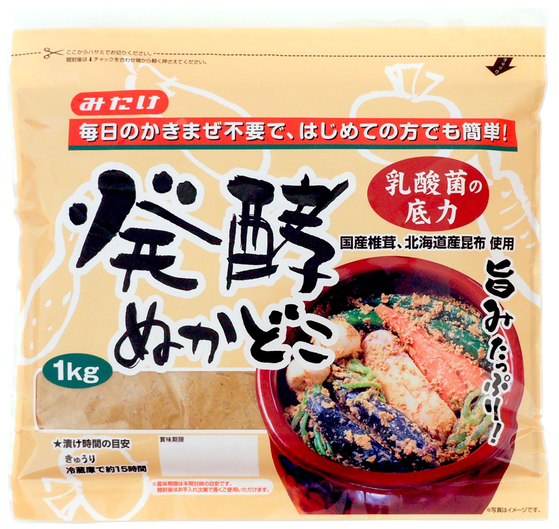 袋に野菜を入れるだけで手軽にぬか漬けが楽しめる 特許製法により毎日のかき混ぜが不要 北海道産昆布・国産椎茸・米こうじの旨みたっぷり ■乳酸菌の働きで美味しいぬか漬けができる ■一週間に一度程度かき混ぜるだけ ■捨て漬け不要 ■そのまま野菜を漬けられる便利なチャック付き袋 ■漬け時間の目安：きゅうり 冷蔵庫で約15時間 【原材料】 米ぬか[米(国産)]、食塩(天塩)、昆布、海藻粉末【石化海藻[紅藻(アイルランド、アイスランド]】、米こうじ調味料【米こうじ[米(国産、タイ、米国、他)]、食塩/酒精】、唐辛子(中国)、ビール酵母、椎茸粉[しいたけ(国産)] 【開封後の保存方法】 常温での漬け込みも可能ですが、安定して漬けられる冷蔵庫がおすすめです。 【調理法・使用方法】 《ぬか漬けの作り方》 1 野菜を水洗いして水気を切り、適当な大きさに切ります。 2 下記の目安表を参考に冷蔵庫で漬けてください。 　きゅうり…2～3本(長いものは半分に切る) 漬け時間：冷蔵庫で12～18時間 　　　かぶ…葉を切り落とし、皮をむいて縦半分に切ったものを4～6個　漬け時間：冷蔵庫で22～32時間 　　　大根…5cmの輪切りを縦に1/4に切ったもの6～8個　漬け時間：冷蔵庫で18～24時間 　　　なす…少量の塩で紫色が流れるまで塩でもみ、水洗いし、縦半分に切ったもの4～6個　漬け時間：冷蔵庫で16～24時間 3 ぬかどこから出してさっと水洗いし、お召し上がりください。 ※漬け込み時間は、野菜の種類、大きさ、温度により異なります。 ※使い始めは塩味を強く感じますので、漬け時間の目安より早めに取り出してください。 ※常温での漬け込みも可能ですが、安定して漬けられる冷蔵庫がおすすめです。 ※常温での漬け込みは人により酸味を強く感じる場合があります。 1,一週間に一度程度、よくかき混ぜてください。 2,野菜の水分でぬかどこがゆるくなったら、キッチンペーパー等で水分を吸い取ってください。 3,塩味が薄くなったら、漬け時間を延長するか、大さじ1～2杯を目安にお好みで塩を追加してください。 4,お手入れにより、繰り返しご利用いただけます。ぬかどこが少なくなりましたら、姉妹品「発酵ぬかどこ・ 補充用」をご利用ください。 5,酸味が気になる場合は、卵殻1個分(内側の薄皮を取り除く)を細かく砕いて入れると2～3日で味がなじみ 酸味が和らぎます。卵殻で手を傷つけないようにご注意ください。 【栄養成分表示】 100g当たり／エネルギー 176kcal／たんぱく質 6.2g／脂質 8g／炭水化物 19.7g／食塩相当量 5.3g 【アレルゲン】 無 【販売者名・輸入者名】 みたけ食品工業株式会社