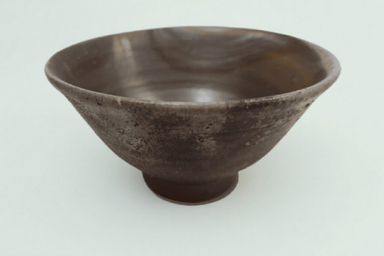 ムー備前 ＜茶碗（飯碗） 食後の満足感を最高のものに あなたの食卓がミニパワースポットに？ 食卓を囲む空間すべて “まるごと波動革命” ムー備前茶碗は、食材や水に触れることで波動値が上昇。 免疫波動への作用も確認され、日々の食事をエネルギーから整えます。 毎日の食事だからこそ、良い器にこだわりたい。 エネルギーが整った食材や器で、美味しさはもちろん、波動や免疫力をさらに高めたい方に。 朝、炊きたてのごはんを、湯気が立ちのぼる茶碗に移す瞬間。 ふっくらとした白米・玄米の香りと、手に伝わる陶土の温もり。 その一口が、まるで自然の恵み、宇宙の恵そのものをいただくように感じられたなら、それは“器”の波動がもたらす力かもしれません。 備前焼 × ムー × フラクタル陰陽学 備前焼の名匠・玄明げんめい氏が、その卓越した技と感性で生み出す「ムー備前」シリーズ。 多くのご支持をいただく中、新たにご飯茶碗（飯椀）が登場しました。 ムー備前シリーズには、「MU粉体」が練り込まれており、生命エネルギーを活性化する斥力（反重力）が器に封じ込められています。 日々の食卓に高次のエネルギーと調和を取り入れ、心身ともに活力あふれる日常へと導きます。 ■進化したムー備前茶碗の特徴 瞬時に波動をプラスに転換 手に取った瞬間、波動数値が高まり、空間と人にポジティブなエネルギーを届けます。 強力な結界（バリア）形成 ネガティブなエネルギーや邪気から守る「結界」を生み出し、空間を浄化します。 不要なカルマや記憶の浄化 心に残る過去のブロックや不要な記憶を和らげ、今を生きる力を高めます。 次元を超えたエネルギー伝達 精神的な繋がりが深まり、直感やインスピレーション、さらには高次元との対話が促進されます。 神聖な空間の創造 玄明氏の魂が込められた陶器が、日常空間を「神域」へと変容させます。 まさに「ドリームアイテム」と呼ぶにふさわしい、霊性・芸術性・機能性を兼ね備えた逸品。 あなたの暮らしに、そして魂に、かつてない変容をもたらすことでしょう。 実測データが示す「波動変化」 スーパーマーケットで一般的に購入されるご飯や食材を選び、それらをムー備前茶碗（ご飯用）に入れて、波動の変化を測定しました。 ■ムー茶碗の波動表 品名 原産地 本体波動値 3分後の波動値 5分後の波動値 米 佐藤パック米 ＋15 ＋27 ＋35 備蓄米 古古米 　　　　＋12 ＋23 ＋27 もち米 岡山・新見産 ＋19 ＋36 ＋45 明太子 ロシア 　　　　＋7 ＋22 ＋32 中華クラゲ インドネシア ＋7 ＋22 ＋34 キムチ 国産 　　　　＋17 ＋32 ＋42 豆腐 北海道 　　　　＋19 ＋27 ＋36 もずく 沖縄 　　　　＋17 ＋27 ＋38 納豆 アメリカ ＋15 ＋23 ＋32 鮭のふりかけアメリカ ＋15 ＋24 ＋33 卵 国産 　　　　＋16 ＋31 ＋44 ワイン（並） スペイン＋11 ＋34 ＋44 ウィスキー（並）スコッチ＋11 ＋34 ＋44 ウォーター 六甲 ＋19 ＋37 ＋45 ※数値は目安としてください。 ■ムー茶碗本体の波動値 免疫 　＋123 ストレス　＋123 アレルギー＋104 糖尿病 　＋90 ガン 　＋95 脳　　　　＋57 皮膚 　＋61 血圧 　＋66 放射能毒　＋64 恐怖毒素　＋108 不安 　＋109 悲しみ　　＋103 その結果、ムー茶碗に入れた直後から食材の波動が上昇し、時間の経過とともにさらに高波動となる現象が確認されました。 特に注目すべきは、免疫力に関連する波動の急上昇です。 まるで器が命を吹き込むかのように、食材本来のエネルギーを引き出し、より調和のとれた状態へと変化させます。 ■主な観測結果のポイント お米、食材の波動が、ムー備前茶碗に入れることで、短時間にプラス方向へ変化 免疫系に関係する波動領域で、特に強い上昇傾向を確認。 「器がエネルギーを与え食材そのもののパワーを引き上げる」という現象が可視化 【ムー備前】茶碗（飯碗） 【サイズ】直径約12.5cm、高さ6.5cm 【重さ】約200g 初めて使用される際はお湯（50℃以上）に10分以上浸して、 食器用洗剤で洗ってからご使用下さい。 ※在庫が無くなった場合、窯だしに時間がかかる場合がございます。
