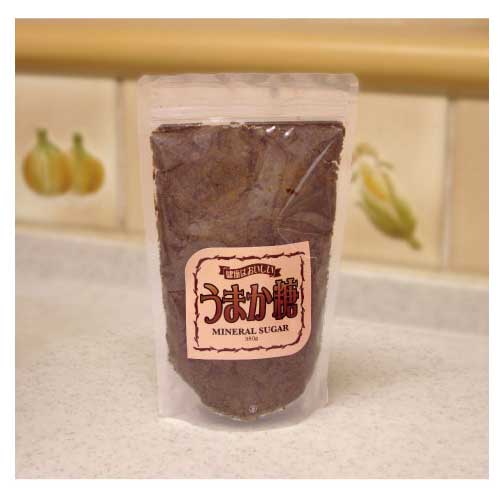 　「うまか糖」は、黒砂糖のミネラルなどの栄養価を残して、クド味やザツ味の原因のアク(灰汁)だけを抜き出し、コーヒーなどの嗜好品の味付け、煮物などの料理の調味料にも驚くほどの品のよさを味わえます 。商品詳細内容量:380g原材料:玉糖(赤糖)...