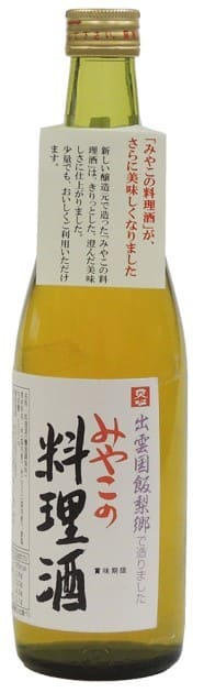 ☆旨味成分の多い「海の精」を添加した料理用のお酒です。 ☆白米を使用しています。 ☆製法は純米酒と全く同じですが、海の精の食塩を途中で2％添加していますので酒税法上の「酒」には含まれません。 食べ方・使用方法 原料である米からのアミノ酸（旨味成分）と、食塩を加えた料理酒です。醤油は控えめにして下さい。塩分が十分に含まれているので、基本的にお料理の際に、食塩の添加は必要ありません。 【保存方法・その他】 ＊直射日光を避けて、冷暗所で保管して下さい。 【栄養成分容量当り】 100gあたり 【栄養成分】 エネルギー 83kcal たんぱく質 0.7g 脂質 0.0g 炭水化物 2.6g 食塩相当量 1.7g 原材料 米（国内産）、米こうじ（国内産）、食塩