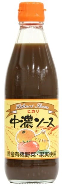 【食べ方・使用方法】 ☆ウスターソースの用途にも、濃厚ソースの用途にも使える便利な中濃ソースです。 ☆よく振ってお使いください。 ＊賞味期限にかかわらず、開栓後は密栓し要冷蔵でなるべく早くお召し上がりください。　 ＊ビンは割れ物です。取り扱いにご注意ください。　 【保存方法・その他】 ※直射日光を避けて保存。 【栄養成分容量当り】 100gあたり 【栄養成分】 エネルギー 107kcal たんぱく質 0.4g 脂質 0g 炭水化物 26.3g 食塩相当量 6.1g ナトリウム 2400mg 原材料 有機野菜・果実（有機たまねぎ、有機みかん、有機にんじん、有機トマト、有機にんにく、有機レモン）、米酢（米（国産））、糖類（砂糖、有機糖みつ）、食塩、でん粉、香辛料