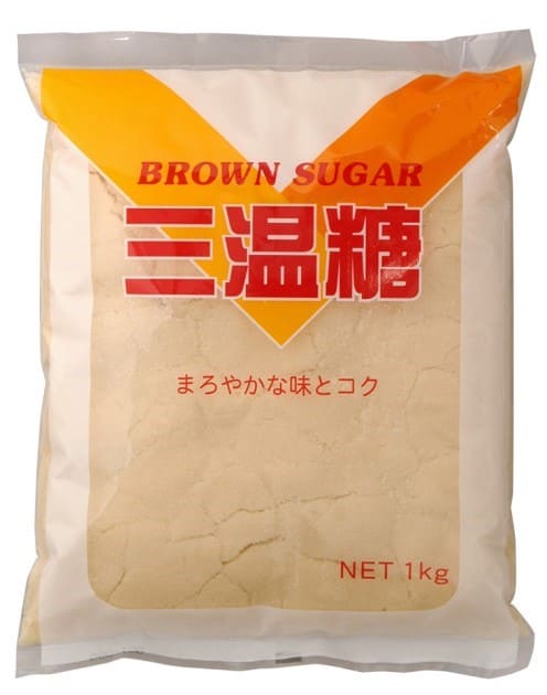 ☆カラメル色素は使用していません。 ☆しっとりとして使いやすく、コクあるやさしい風味の砂糖です。 食べ方・使用方法 ☆甘味料として、おやつをはじめあらゆる料理にお使いください。 ☆煮物や佃煮などに使うと、コクと強い甘さが出ます。 ※砂糖はにおいを吸着しますので、洗剤などにおいの強いもののそばを避けて保存してください。 ※虫の侵入を防ぐため、穀物などのそばを避けて保存してください。 ※開封後は密封容器に移し替えて保存してください。 ※製品に赤い斑点や色むらが出ることがありますが、これは三温糖に含まれる蜜分が固まったもの、または砂糖が製造時加熱され褐変したものです。品質に問題はございませんので安心してご使用ください。 【保存方法・その他】 ＊直射日光を避けて、涼しい所で保存してください。 【栄養成分容量当り】 100gあたり 【栄養成分】 エネルギー 390kcal たんぱく質 0g 脂質 0g 炭水化物 99g 食塩相当量 0.02g 原材料 原料糖（サトウキビ、甜菜）（国内製造）
