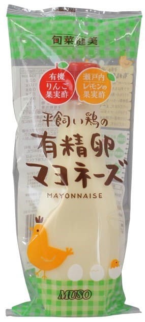☆卵は元気な鶏が産んだ有精卵を使用しています。 ☆調味料（アミノ酸等）は一切使用しておりませんので、素朴な味わいになっています。 ☆なたね油　⇒圧搾一番搾りなたね油です。 ☆有精卵　⇒雄鶏と雌鶏が自然に交配できる環境（平飼い）で産んだ卵を使用しています。 ☆果実酢　⇒まろやかな酸味の有機りんご酢とすっきりとした酸味の瀬戸内レモンの果実酢です。 【食べ方・使用方法】 ☆サラダはもちろん、魚のオイル漬け、お寿司・漬物などに。　　　　　　　　　　　　　　　　　　　　　　　　　　　 ☆お好みにあわせて、レモン・醤油・とうがらし・マスタード等を加えて下さい。 ※0℃以下になると分離することがありますのでフリーザーで保管しないでください。 ※製品中の黒い斑点は、原料に使用している香辛料です。　 ※キャップのアルミシールは完全にはがして捨ててください。　 【保存方法・その他】 ※直射日光を避け、なるべく涼しい場所に保管してください。 【栄養成分容量当り】 大さじ1（15g）あたり 【栄養成分】 エネルギー 104kcal たんぱく質 0.3g 脂質 11.0g 飽和脂肪酸 0.8g トランス脂肪酸 0.1g コレステロール 9.9mg 炭水化物 1.1g 食塩相当量 0.2g 原材料 なたね油（国内製造）、卵、りんご酢、果実酢、砂糖、食塩、香辛料