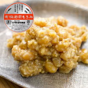 ご飯に合うおかず味噌　越前有機もろみ味噌 マルカワみそ特製、有機原料で作られた中辛タイプのおかず味噌。ご飯や生野菜にもよく合います。 ご飯に合うおかず味噌　越前有機もろみ味噌 お酒のおつまみとして食べる味噌 古くから福井県に伝わるもろみみそ。おかず味噌として食卓に並ぶのはもちろん、お酒のおつまみとしても美味しくいただく事ができます。 ほどよい塩加減とほどよい甘さでお酒がすすみます。 一品料理におかず味噌を使う もろみ味噌をそのまま食べても美味しいですが、写真のように白髪ネギの上にもろみ味噌使っていただいても美味しくいただけます。 うまみがあるおかず味噌だから、他の食べ物との相性がいいです。豆腐の上におかず味噌をおいて食べたりいろんな食べ方があります。 原材料 ・有機米（国産）※時期により産地が変わる場合がございます。産地は「宮城県、秋田県、山形県、新潟県、福井県、滋賀県、岡山県」のいずれかです。 ・有機大豆（国産）※時期により産地が変わる場合がございます。産地は「北海道、宮城県、千葉県」のいずれかです。 ・有機砂糖 （ブラジル産） ・食塩（赤穂の天塩） ・有機ゴマ（ボリビア産） ※発送まで1～2週間かかりますので、ご了承ください。