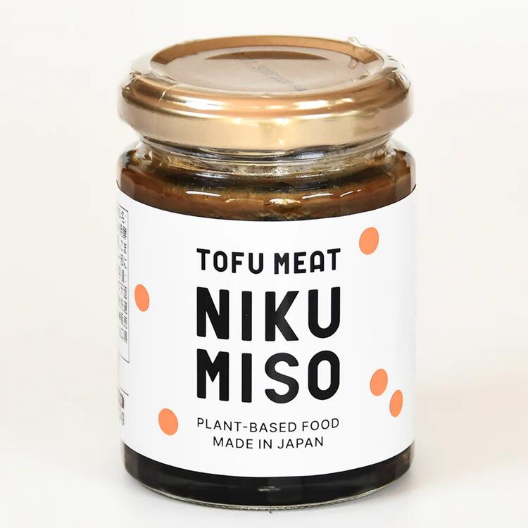 「TOFU MEAT（トーフミート）」をふんだんに使用し肉味噌風に仕上げました。 プラントベースフードとして注目を集める「TOFU MEAT（トーフミート）」をふんだんに使用し肉味噌風に仕上げました。 ご飯のお供としてはもちろんのこと、薬味としてもご使用いただけます。 保存料不使用・無添加 動物原料不使用 こだわりのお味噌 国産の大麦を使用してしっかりと熟成させた、やや辛口の麦みそを使用。うま味のあるすっきりした味がトーフミートに最適でした。 味噌も保存料、調味料、着色料などは使用しておりません。 ※豆腐用凝固剤（にがり）のみ使用。お肉は入っておりません。 開封後はなるべく早くお召し上がりください。着色料・保存料は使用しておりません。 TOFU PLUSとは これまで、いろいろな料理に使いやすいように、ひき肉状のTOFU MEATを製造・販売してきましたが、より多くの方々に手軽に美味しさを味わっていただけるよう、おいしくて体にも環境にもやさしい「TOFU PLUS」シリーズを開発しました。 「TOFU PLUS」シリーズでは、より多くの方々に、豆腐の新しい食感や食べ方など、多角的に新しい価値をプラスしてお届けできるように、今後も続々と新商品の開発を目指してまいります。 商品　詳細情報 商品名 NIKU MISO 内容量 110g 原材料 麦みそ(国内製造)、砂糖、米発酵調味料、豆腐加工品、生姜、ごま油、昆布粉末、椎茸粉末、(一部に大豆・ごまを含む) 保存方法 直射日光を避け、常温で保管して下さい。 ※開封後は冷蔵庫で保存し、お早めにお召し上がりください。 賞味期限 製造日から一年 製造者 株式会社トーフミート 栄養成分（1瓶110g当たり） エネルギー 213kcal たんぱく質 7.7g 脂質 3.3g 炭水化物 45.7g 食塩相当量 4.5g ※この表示値は推定値です。