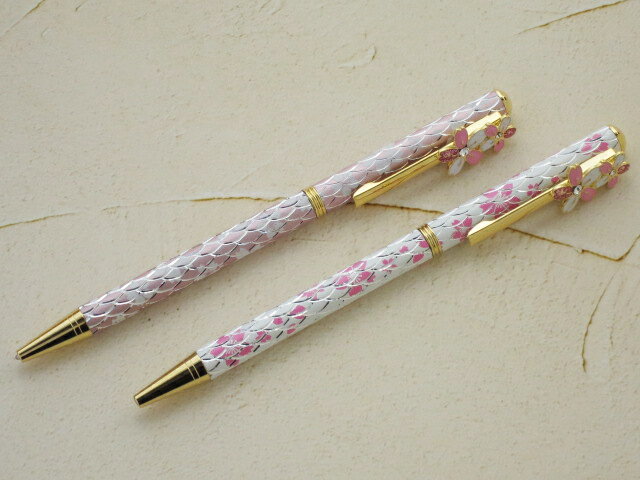 送料無料(ネコポス)スワロフスキー社製 クリスタル付き ボールペン サクラ 2本セット さくら ボールペン 桜 海外土産 好適品 日本の花 画 プレゼント クリ...