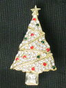 3色のラインストーンがキラキラ輝くブローチです。 クリスマスツリーのデザインはクリスマスにぴったり。 可愛らしいサイズ感なので、お洋服はもちろんバッグなどにつけても可愛くなります。 リボンのかかったギフトボックスに入っているの、でプレゼントにもおすすめです。 サイズ：w35&times;h60mmクリスマス　　クリアツリーブローチ　　 プレゼント　Xmas