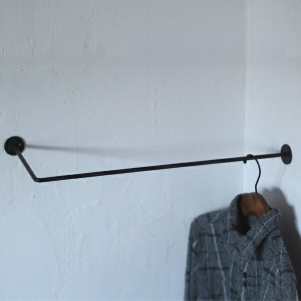 シンプルなアイアン製のハンガーラック。ブラックのアイアンだからスタイリッシュでかっこいい。お部屋のコーナーにネジで取り付けて設置します。掛ける洋服を厳選して選びたくなる、そんなおしゃれなハンガーです。