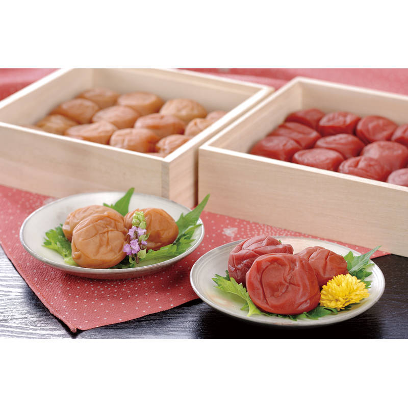 梅庵 紀州南高梅 紅白2段重(蜂蜜・紫蘇)【直送品】 紀州南高梅は完熟した果実を漬け込み、フルーティーで香りが高く、赤ちゃんの頬のように柔らかいのが特徴です。人気の「しそ漬け」と「はちみつ漬け」のセットです。
