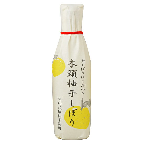 木頭村 木頭柚子しぼり 250ml 農薬・化学肥料不使用で栽培した香り豊かな『木頭柚子』を手搾り　苦みが少ない 原材料名 ゆず（徳島県産） 内容量 250ml 賞味期限 （製造日より）1年 日本一の柚子の里、徳島県木頭地域で育った『木頭柚子』をふんだんに使い手しぼりにこだわった柚子果汁です。手搾りした果汁で苦味が少ないので和洋中を問わず、レモン以上にお料理に使いやすい果実酢です。 ご使用方法 豆腐、刺身、鍋物や和え物、寿司飯に。野菜サラダのドレッシングに。 焼き肉、トンカツ、餃子、冷やし中華、南蛮漬けなど、さっぱりと召し上がれます。 焼酎で割って柚子サワーに。日の経った日本酒に少々香りづけ。 水や炭酸で割ってジュースに。蜂蜜を加えても美味しいです。 自然循環栽培の木頭柚子 徳島県の木頭地域は、「木頭柚子」というブランドで知られるほどの柚子の産地です。この地は、海抜300メートル以上に位置し、寒暖の差が激しく、降雨量の多い気候風土と共に、石灰質の土壌により、他の地域よりも酸味と香りが強く品質の良い柚子が採れることで、過去に朝日農業賞を受賞した実績があります。 そんな木頭柚子の中でも、当製品の原料となる柚子は、契約農家により農薬・化学肥料・動物性肥料を使用せず、カヤや落ち葉と搾り終えた柚子皮などで作った植物性完熟堆肥で栽培したものを使用しております。それだけに、雑味がなく、香りも豊かで、安全性の点でも消費者の皆様より高い評価をいただいております。 手しぼりへのこだわり 木頭では、各家庭で柚子を手しぼりし、保存して、一年中料理に使います。そんな地域の人々が愛用している手しぼりの柚子果汁の味と香りを、多くの人に知ってもらいたいと思い、手しぼりにこだわって製造しています。 一般的に機械で搾られる柚子の場合、搾汁率が二割以上に対し、手しぼりは一割程度と少なく、500mlの柚子しぼりを作るのに、約50～60玉の柚子が必要となります。また、一つずつ丁寧に手しぼりする作業は手間がかかり、機械で搾る場合の数十倍の時間がかかります。しかし、それだけの愛情と手間をかけた柚子果汁だけに、果皮のえぐみが混じることなく、まろやかで香り高いその風味は、機械しぼりとは比べものになりません。 手搾りの場合、果皮から抽出される油分や水分や苦み成分も少なく、レモン果汁やお酢のように、様々な料理に使いやすくなります。また、紅茶やカクテルなどの飲料にも、さわやかな柚子の香りと酸味をお楽しみいただけます。 料理人が評価する「木頭柚子しぼり」の味と香り 栽培方法から手しぼりにこだわった「木頭柚子しぼり」は、その搾りたての風味を損なわないよう瓶詰め充填し、紫外線や温度変化を抑えるために一本一本袋詰めを行っています。そんな品質にこだわった「木頭柚子しぼり」は、一般のご家庭だけでなく、レストランや料亭などの料理人からも高い評価を受けており、その味と香りは和食のみならず、フレンチやイタリアンなど幅広くお使いいただけます。 柚子しぼりでビタミン補給 健康飲料にも 香り高い木頭柚子の果汁は、柑橘系の中でもずばぬけてビタミンCが多く、カルシウム、鉄分、カリウム、ビタミンも豊富です。そのことから、中には、天然水で割って毎日、健康飲料として飲んでいるという方もおられるほど。えぐみがなく、苦みの少ないさわやかな味と豊かな香りは、紅茶やスポーツドリンクに加えてお飲みいただくほか、焼酎やジン、ウオッカなどとカクテルはもちろんのこと、ビールや日本酒に少量加えた柚子カクテルもおすすめです。木頭村 木頭柚子しぼり 250ml 農薬・化学肥料不使用で栽培した香り豊かな『木頭柚子』を手搾り　苦みが少ない 原材料名 ゆず（徳島県産） 内容量 250ml 賞味期限 （製造日より）1年 日本一の柚子の里、徳島県木頭地域で育った『木頭柚子』をふんだんに使い手しぼりにこだわった柚子果汁です。手搾りした果汁で苦味が少ないので和洋中を問わず、レモン以上にお料理に使いやすい果実酢です。 ご使用方法 豆腐、刺身、鍋物や和え物、寿司飯に。野菜サラダのドレッシングに。 焼き肉、トンカツ、餃子、冷やし中華、南蛮漬けなど、さっぱりと召し上がれます。 焼酎で割って柚子サワーに。日の経った日本酒に少々香りづけ。 水や炭酸で割ってジュースに。蜂蜜を加えても美味しいです。 自然循環栽培の木頭柚子 徳島県の木頭地域は、「木頭柚子」というブランドで知られるほどの柚子の産地です。この地は、海抜300メートル以上に位置し、寒暖の差が激しく、降雨量の多い気候風土と共に、石灰質の土壌により、他の地域よりも酸味と香りが強く品質の良い柚子が採れることで、過去に朝日農業賞を受賞した実績があります。 そんな木頭柚子の中でも、当製品の原料となる柚子は、契約農家により農薬・化学肥料・動物性肥料を使用せず、カヤや落ち葉と搾り終えた柚子皮などで作った植物性完熟堆肥で栽培したものを使用しております。それだけに、雑味がなく、香りも豊かで、安全性の点でも消費者の皆様より高い評価をいただいております。 手しぼりへのこだわり 木頭では、各家庭で柚子を手しぼりし、保存して、一年中料理に使います。そんな地域の人々が愛用している手しぼりの柚子果汁の味と香りを、多くの人に知ってもらいたいと思い、手しぼりにこだわって製造しています。 一般的に機械で搾られる柚子の場合、搾汁率が二割以上に対し、手しぼりは一割程度と少なく、500mlの柚子しぼりを作るのに、約50～60玉の柚子が必要となります。また、一つずつ丁寧に手しぼりする作業は手間がかかり、機械で搾る場合の数十倍の時間がかかります。しかし、それだけの愛情と手間をかけた柚子果汁だけに、果皮のえぐみが混じることなく、まろやかで香り高いその風味は、機械しぼりとは比べものになりません。 手搾りの場合、果皮から抽出される油分や水分や苦み成分も少なく、レモン果汁やお酢のように、様々な料理に使いやすくなります。また、紅茶やカクテルなどの飲料にも、さわやかな柚子の香りと酸味をお楽しみいただけます。 料理人が評価する「木頭柚子しぼり」の味と香り 栽培方法から手しぼりにこだわった「木頭柚子しぼり」は、その搾りたての風味を損なわないよう瓶詰め充填し、紫外線や温度変化を抑えるために一本一本袋詰めを行っています。そんな品質にこだわった「木頭柚子しぼり」は、一般のご家庭だけでなく、レストランや料亭などの料理人からも高い評価を受けており、その味と香りは和食のみならず、フレンチやイタリアンなど幅広くお使いいただけます。 柚子しぼりでビタミン補給 健康飲料にも 香り高い木頭柚子の果汁は、柑橘系の中でもずばぬけてビタミンCが多く、カルシウム、鉄分、カリウム、ビタミンも豊富です。そのことから、中には、天然水で割って毎日、健康飲料として飲んでいるという方もおられるほど。えぐみがなく、苦みの少ないさわやかな味と豊かな香りは、紅茶やスポーツドリンクに加えてお飲みいただくほか、焼酎やジン、ウオッカなどとカクテルはもちろんのこと、ビールや日本酒に少量加えた柚子カクテルもおすすめです。