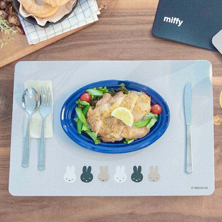 【LINEお友達登録で300円OFF】ランチョンマット ミッフィー キッチンマット ランチ インテリア 北欧 おしゃれ ぷにぷに 拭ける はっ水 撥水 食器 PVC 滑り止め 抗菌付き キッチン用品 キッチン 小物 モノトーン 可愛い miffy Dick Bruna 内祝い 新生活のサムネイル