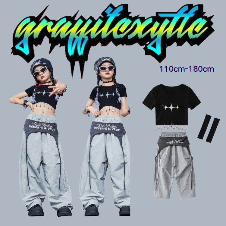 人気検索キーワード：チアガール ガールズ衣装 HIPHOP衣装 キッズ ジャズダンス衣装 半袖 トップス Tシャツ かわいい ストリート かっこいい JAZZ 発表会 K-POP 演出服 練習着 団体服 ステージ衣装 舞台服 個性派 韓国 子供服 大量注文対応 オシャレ グレー　ブラック 110-180cm 素材：綿、ポリエステル、その他 参考サイズ 素材：綿、ポリエステル、その他 参考サイズ 110：3-5 歳、身長 100-113CM 120：5-6 歳、身長 113-123CM 130：6-8 歳、身長 123-133CM 140：8-10 歳、身長 133-143CM 150：10-12 歳、身長 143-153CM 160：12-13 歳、身長 153-163CM 170：13 歳以上、身長 155-160CM 注意事項： ★沖縄など離島地域送料追加1600円 ★モニターの環境によって、実物と色見が多少異なる場合がございますのでご了承下さい。 ★大変恐れ入りますがご注文後に商品が品切れとなってしまった際には、 メールもしくは電話にてご連絡いたします。