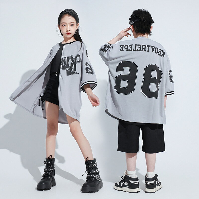 グレー ベースボールシャツ 半袖 キッズ ダンス衣装 ステージ衣装 へそ出し 女の子 男の子 オーバーサイズ ゆったり トップス ブラック タンクトップ ハーフパンツ ショーツ ジャズダンス 派手 kpop かっこいい レッスン ポッピング ロッキング 練習着 応援団 演出服