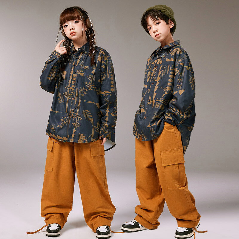 TRENDY FISHの柄シャツ 総柄 キッズ ダンス衣装 単品 セットアップ 男の子 女の子 かっこいい ゆったり ゆるシャツ ネイビー 長袖 シャツ カーゴパンツ ロングパンツ ダボパンツ イエロー ヒップホップ ジャズダンス ポッピング 韓国 k-pop 発表会 演出服 団体服 応援団 練習着 原宿系｜アングル3