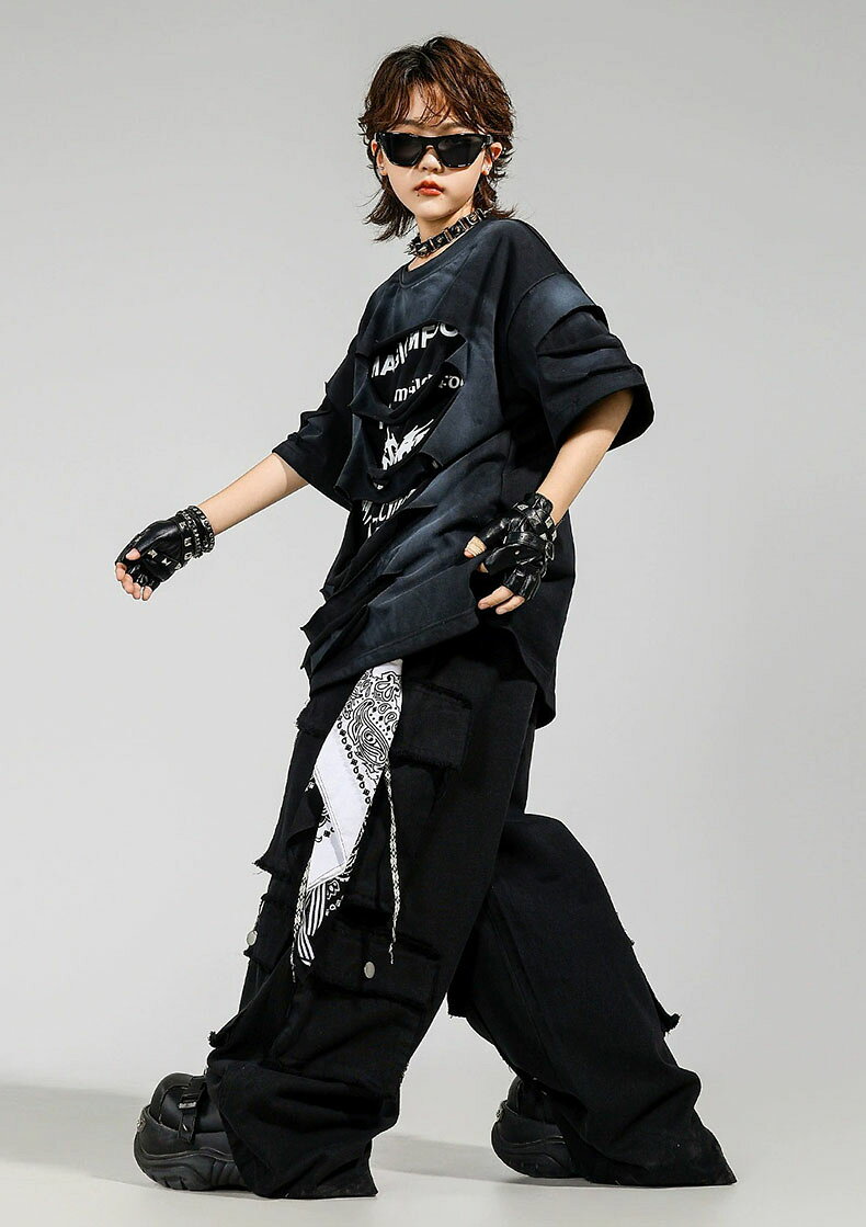 TRENDY FISHのダメージトップス ダンス衣装 キッズ ヒップホップ セットアップ 男の子 女の子 半袖 tシャツ パンツ かっこいい 子供服 演出服 ファッション 派手 ステージ衣装 かっこいい ゆったり 韓国 k-pop HIPHOP ストリート 発表会 練習着 舞台服 団体服 ブラック 110-180cm｜アングル3