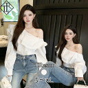 【10%offクーポン&P倍増】オフショルダー トップス オフショル ワンショルダー ブラウス フリル 長袖 肩出し 肩あき カットソー Tシャツ 袖あり ゆったり セクシー ガーリー ナチュラル 森ガール 清楚 シック 絞り レディース デート パーティー お呼ばれ ホワイトカラー