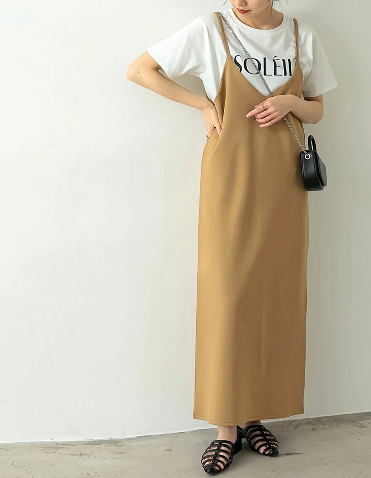 レディース ロングワンピース 春夏 夏ワンピース 背中スリット Vネック ワンピース シンプル おしゃれ ナチュラルコーデ 大人カジュアル 肩紐調節可能 洗濯可能 洗えるワンピース 軽やか 着心地 ブラック ダークグレー イエローベージュ ダークピンク M Lサイズ