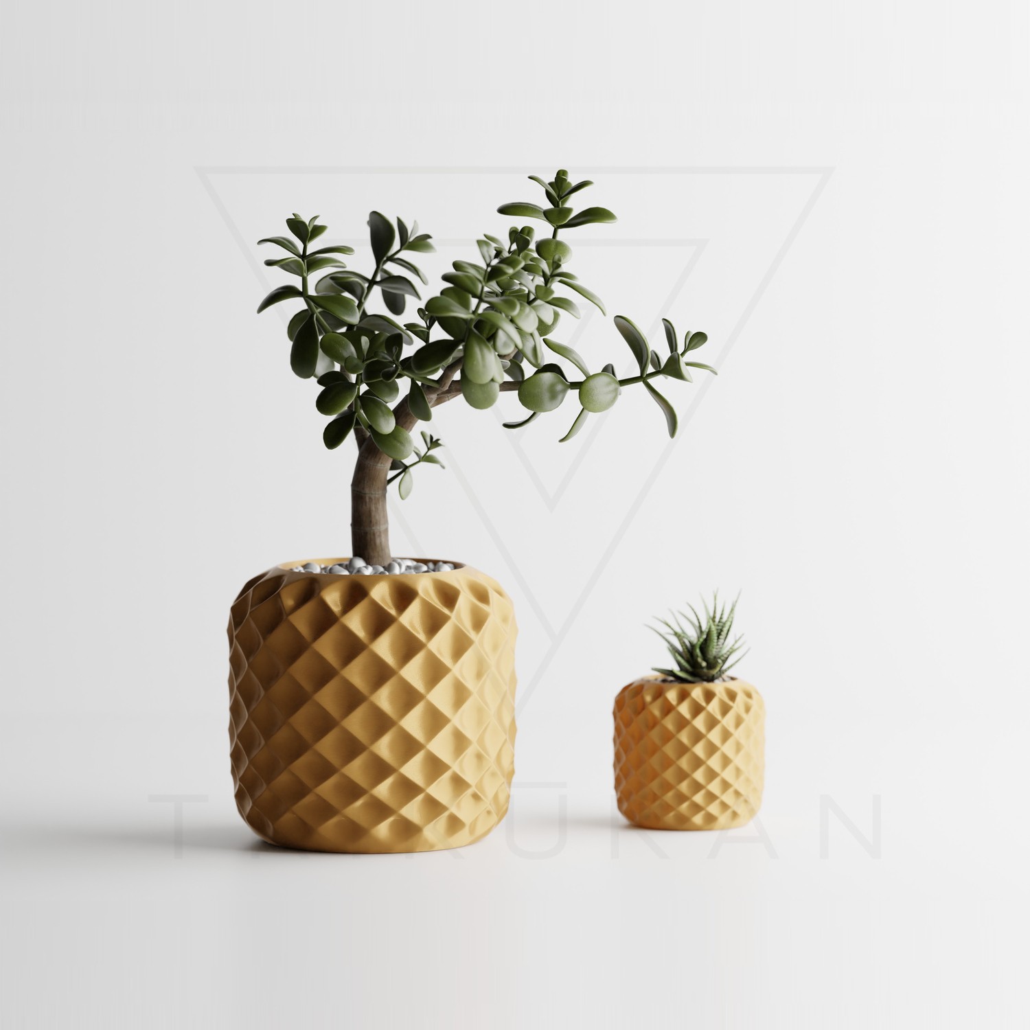 晶花鉢 （しょうかばち）立体的な菱形の陰影を主役に、植物が自然に映える輪郭へ整えました。光の向きによって凹凸の見え方が変わり、シンプルな中に静かな個性を感じさせます。直線を生かしたモダンインテリアや、色数を抑えた北欧風の空間に合わせやすいデザインです。デスクや棚に置くと、幾何学の陰影が小さなアクセントになります。多肉植物、サボテン、小型の観葉植物など、葉の形を楽しめる植物におすすめです。デスク、窓辺、棚の上に置けば、日常の空間にさりげない緑の居場所をつくれます。S: 幅75mm × 奥行75mm × 高さ70mmM: 幅108mm × 奥行108mm × 高さ100mmL: 幅140mm × 奥行140mm × 高さ130mm※サイズはすべて外寸です。※サイズの測り方はスタッフ間で統一しておりますが、若干の誤差（約1mm前後）が生じる場合がございます。 ※商品写真はできる限り実物の色に近づけるよう徹底しておりますが、お使いのモニター設定、お部屋の照明等により実際の商品と色味が異なる場合がございます。 私たちが何よりも大切にしているのは、環境に配慮した植物由来素材と最先端技術を組み合わせ、モダンで独創的なデザインをお客様にお届けすることです。 数年にわたる3Dプリンティングの経験を活かし、細部にまでこだわった製品を一つひとつ丁寧に仕上げています。 「特別感」と高い品質を存分にお楽しみください。 当店の製品は、トウモロコシ由来の植物性プラスチック（PLA樹脂）を使用しています。この素材は植物由来であり、温かみのある質感と美しいデザインを両立しています。 ※PLA樹脂の特性上、65℃以上の高温環境では変形する可能性があります。室内での使用をおすすめします。 ※3Dプリント製品のため積層痕や細かな繊維が残る場合があります。製品の特性としてご了承ください。 本サイトに掲載されている画像・文章等は当社の知的財産です。 無断転載・複製・転用・改変を禁止します。 Designer / Commercial License：HpInvent.