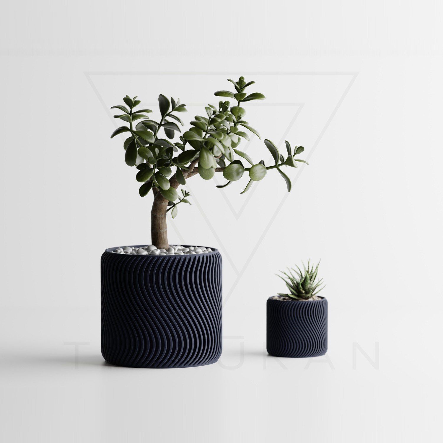 波紋鉢 （はもんばち）波のようにやわらかな凹凸を主役に、植物が自然に映える輪郭へ整えました。光の向きによって凹凸の見え方が変わり、シンプルな中に静かな個性を感じさせます。ナチュラル、北欧風、シンプルモダンなど、落ち着いたインテリアに自然に馴染みます。木製の棚や明るい窓辺に置くと、器の陰影と植物の緑がやさしく引き立ちます。多肉植物、サボテン、小型の観葉植物など、葉の形を楽しめる植物におすすめです。デスク、窓辺、棚の上に置けば、日常の空間にさりげない緑の居場所をつくれます。S: 幅77mm × 奥行77mm × 高さ70mmM: 幅110mm × 奥行110mm × 高さ100mmL: 幅142mm × 奥行142mm × 高さ130mm※サイズはすべて外寸です。※サイズの測り方はスタッフ間で統一しておりますが、若干の誤差（約1mm前後）が生じる場合がございます。 ※商品写真はできる限り実物の色に近づけるよう徹底しておりますが、お使いのモニター設定、お部屋の照明等により実際の商品と色味が異なる場合がございます。 私たちが何よりも大切にしているのは、環境に配慮した植物由来素材と最先端技術を組み合わせ、モダンで独創的なデザインをお客様にお届けすることです。 数年にわたる3Dプリンティングの経験を活かし、細部にまでこだわった製品を一つひとつ丁寧に仕上げています。 「特別感」と高い品質を存分にお楽しみください。 当店の製品は、トウモロコシ由来の植物性プラスチック（PLA樹脂）を使用しています。この素材は植物由来であり、温かみのある質感と美しいデザインを両立しています。 ※PLA樹脂の特性上、65℃以上の高温環境では変形する可能性があります。室内での使用をおすすめします。 ※3Dプリント製品のため積層痕や細かな繊維が残る場合があります。製品の特性としてご了承ください。 本サイトに掲載されている画像・文章等は当社の知的財産です。 無断転載・複製・転用・改変を禁止します。 Designer / Commercial License：HpInvent.