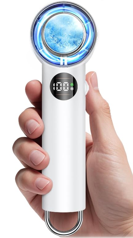 色:ホワイト電動ファンのデザイン:ウェアラブルファン電源:バッテリー式スタイル:モダン商品の寸法:15奥行き x 5幅 x 5高さ cm部屋タイプ:ガレージ, キッズルーム, キッチン, スタディルーム, ダイニングルーム, ナーサリー, プレイルーム, ホームオフィス, ランドリールーム, リビングルーム, 屋根裏部屋, 寝室, 寮特徴:LEDディスプレイ, 強風速, ポータブル, 髪の毛を吸い込まない, 軽量, 静音運転, 耐候性, 耐塵性, 安全認証済み商品の推奨用途:換気, 冷却, 排気, 空気循環付属コンポーネント:Type-C 充電ケーブル, 日本語取扱説明書取り付けタイプ ハンドヘルドファン ,テーブルトップマウント:速度数 100:取り付けタイプ ハンドヘルドファン ,テーブルトップマウント:速度数 100製品型番:?F63梱包サイズ:?16.3 x 5.8 x 5.4 cm; 230 g色:?ホワイト表札の名字:?モダン電源:?バッテリー式レーザークラス:?LEDディスプレイ, 強風速, ポータブル, 髪の毛を吸い込まない, 軽量, 静音運転, 耐候性, 耐塵性, 安全認証済み付属品:?Type-C 充電ケーブル, 日本語取扱説明書電球タイプ:?LED商品の重量:?230 g【冷却プレート搭載！瞬間-19.8℃で即効クールダウン】本製品は、冷却機能を搭載した最先端の ハンディファン であり、ペルチェ素子による冷却プレートを採用した 手持ち扇風機 です。電源を入れると数秒でプレートが -19.8℃まで冷却され、直接肌に触れることで、一般的な 扇風機 ハンディ では得られない強力な冷感を体感できます。 ハンディファン 首掛け として使用すれば、首元や手首など太い血管のある部分を冷やしやすく、 熱中症対策 に最適。夏の通勤や屋外イベントに欠かせない ハンディファン です。? ??【超大風量＆無段階風速調整】 携帯扇風機 は、最新型の高性能モーターを搭載し、コンパクトながらも 強風 を生み出す ハンディ 扇風機 です。1〜100段階の風量が自由に調整できる無段階調整式で、室内では微風、炎天下では ハンディファン 強力 モードでしっかりと涼めます。ワンボタンで簡単操作、気温やシーンに合わせた最適な風を楽しめます。屋外スポーツや旅行にも対応する 手持ち扇風機 強風 をお探しの方に最適な ハンディ扇風機 。【6800mAh大容量バッテリー＆Type-C充電式】ハンディ扇風機 がType-C急速充電に対応しているため、短時間で充電が完了し、外出時でも手軽に電源を確保できます。 手持ち扇風機 が 大容量 の6800mAh リチウムイオンバッテリーを内蔵し、一度のフル充電で長時間の連続使用が可能です。パソコン、モバイルバッテリー、ACアダプター（コンセント）など多様な電源から充電可能。 通勤通学アウトドアキャンプなど、様々な場面にマッチする 多機能 携帯扇風機 です。【LEDディスプレイ搭載＆静音設計】風量やバッテリー残量が一目で分かるLEDディスプレイを搭載し、突然のバッテリー切れを防ぐ安心設計の ハンディーファン 。 静音 手持ち扇風機 として、図書館やオフィス、寝室でも騒音を気にせず使用可能。特に ハンディファン 静音 機能は、夜間使用や職場での利用に重宝されます。扇風機 小型 ハンディ で快適さを追求したい方におすすめの静音モデルの 手持ち 扇風機 です。? ??【 3WAY仕様＆カラビナ付き＆持ち運びに便利】この 携帯扇風機 は、手持ち卓上カラビナ対応の 3WAY ハンディファン となり、机の上に置けば 卓上扇風機 、カラビナでバッグに引っ掛ければ ハンディファン カラビナ として持ち運びもラクラク。ミニ扇風機 ハンディ サイズながらしっかり風量。 携帯ファン 、はんでいーふぁん をお探しの方にも対応可能。フェススポーツ観戦アウトドアなど、夏の必需品として活躍し、ハンディファン 可愛い 見た目でプレゼントにもおすすめの 小型扇風機 です。1-19.8℃瞬間冷却2ペルチェ素子搭載16800mAh大容量21-100段階風量調節3LEDディスプレイ1強力送風2高速回転3無段階調整4静音設計色:ホワイト電動ファンのデザイン:ウェアラブルファン電源:バッテリー式スタイル:モダン商品の寸法:15奥行き x 5幅 x 5高さ cm部屋タイプ:ガレージ, キッズルーム, キッチン, スタディルーム, ダイニングルーム, ナーサリー, プレイルーム, ホームオフィス, ランドリールーム, リビングルーム, 屋根裏部屋, 寝室, 寮特徴:LEDディスプレイ, 強風速, ポータブル, 髪の毛を吸い込まない, 軽量, 静音運転, 耐候性, 耐塵性, 安全認証済み商品の推奨用途:換気, 冷却, 排気, 空気循環付属コンポーネント:Type-C 充電ケーブル, 日本語取扱説明書取り付けタイプ ハンドヘルドファン ,テーブルトップマウント:速度数 100:取り付けタイプ ハンドヘルドファン ,テーブルトップマウント:速度数 100製品型番:?F63梱包サイズ:?16.3 x 5.8 x 5.4 cm; 230 g色:?ホワイト表札の名字:?モダン電源:?バッテリー式レーザークラス:?LEDディスプレイ, 強風速, ポータブル, 髪の毛を吸い込まない, 軽量, 静音運転, 耐候性, 耐塵性, 安全認証済み付属品:?Type-C 充電ケーブル, 日本語取扱説明書電球タイプ:?LED商品の重量:?230 g【冷却プレート搭載！瞬間-19.8℃で即効クールダウン】本製品は、冷却機能を搭載した最先端の ハンディファン であり、ペルチェ素子による冷却プレートを採用した 手持ち扇風機 です。電源を入れると数秒でプレートが -19.8℃まで冷却され、直接肌に触れることで、一般的な 扇風機 ハンディ では得られない強力な冷感を体感できます。 ハンディファン 首掛け として使用すれば、首元や手首など太い血管のある部分を冷やしやすく、 熱中症対策 に最適。夏の通勤や屋外イベントに欠かせない ハンディファン です。? ??【超大風量＆無段階風速調整】 携帯扇風機 は、最新型の高性能モーターを搭載し、コンパクトながらも 強風 を生み出す ハンディ 扇風機 です。1〜100段階の風量が自由に調整できる無段階調整式で、室内では微風、炎天下では ハンディファン 強力 モードでしっかりと涼めます。ワンボタンで簡単操作、気温やシーンに合わせた最適な風を楽しめます。屋外スポーツや旅行にも対応する 手持ち扇風機 強風 をお探しの方に最適な ハンディ扇風機 。【6800mAh大容量バッテリー＆Type-C充電式】ハンディ扇風機 がType-C急速充電に対応しているため、短時間で充電が完了し、外出時でも手軽に電源を確保できます。 手持ち扇風機 が 大容量 の6800mAh リチウムイオンバッテリーを内蔵し、一度のフル充電で長時間の連続使用が可能です。パソコン、モバイルバッテリー、ACアダプター（コンセント）など多様な電源から充電可能。 通勤通学アウトドアキャンプなど、様々な場面にマッチする 多機能 携帯扇風機 です。【LEDディスプレイ搭載＆静音設計】風量やバッテリー残量が一目で分かるLEDディスプレイを搭載し、突然のバッテリー切れを防ぐ安心設計の ハンディーファン 。 静音 手持ち扇風機 として、図書館やオフィス、寝室でも騒音を気にせず使用可能。特に ハンディファン 静音 機能は、夜間使用や職場での利用に重宝されます。扇風機 小型 ハンディ で快適さを追求したい方におすすめの静音モデルの 手持ち 扇風機 です。? ??【 3WAY仕様＆カラビナ付き＆持ち運びに便利】この 携帯扇風機 は、手持ち卓上カラビナ対応の 3WAY ハンディファン となり、机の上に置けば 卓上扇風機 、カラビナでバッグに引っ掛ければ ハンディファン カラビナ として持ち運びもラクラク。ミニ扇風機 ハンディ サイズながらしっかり風量。 携帯ファン 、はんでいーふぁん をお探しの方にも対応可能。フェススポーツ観戦アウトドアなど、夏の必需品として活躍し、ハンディファン 可愛い 見た目でプレゼントにもおすすめの 小型扇風機 です。1-19.8℃瞬間冷却2ペルチェ素子搭載16800mAh大容量21-100段階風量調節3LEDディスプレイ1強力送風2高速回転3無段階調整4静音設計