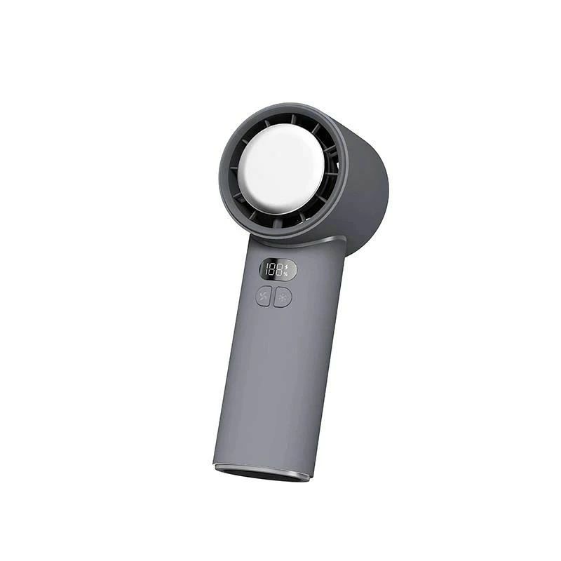 商品情報商品情報型番：fs102サイズ：160*52*60mm質量：約220g定格入力：DC 5V/2A電池容量：5200mAh商品説明【100段階風量調節＆LEDデジタルディスプレイ】従来品の3段階風量調整に比べて、本商品は100段階風量調節を備え、個人の感覚と使用環境よりもっと自由に調節できます。本体はLEDデジタルディスプレイを搭載しており、風量、モード、充電状態を確認できます。【3600mAh大容量＆持続送風】3600mAh大容量バッテリーが内蔵され、緊急用のモバイルバッテリーとして使用できます。約12〜20時間まで連続送風可能となります。バッグや車に常備しておくと、いつでもどこでも涼しさを手に入れます。