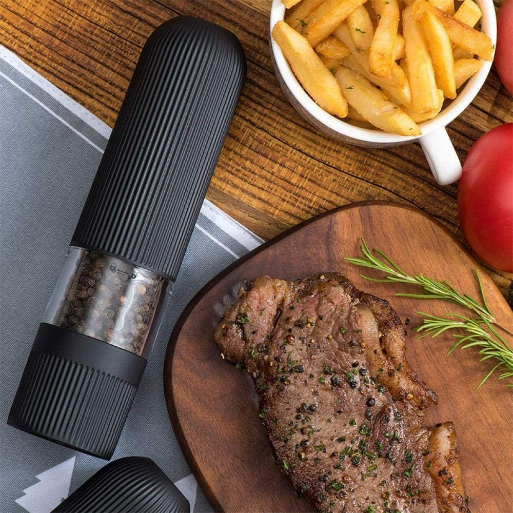 電池式ソルトアンドペッパーグラインダーセット電気自動片手ソルトペッパーミル、明るい光。使いやすさ-単4電池6本を使用していますが、含まれていません。調整可能な粗さ-高品質のセラミック研削ヘッド。グラインダーの下部には、個人の好みに応じて粗さを調整するノブがあります。完全装備で長持ちする-頑丈な透明アクリル保管室を備えた高硬度食品グレードのプラスチックボディ、優れた耐摩耗性と耐食性により、より長い耐用年数を実現します。回転モーターを強化し、スタックすることを拒否します。過度の風味付けなし-グラインダーの明るい光の底が食品を照らし、よりはっきりと提供し、料理の過度の風味付けを防ぐのに役立ちます。【ボタンを片手で押すだけで】単四電池を6本セットし、上部にあるボタンを押すだけで作動するので、片手でスパイスを手軽に素早く挽くことが出来る電動ミルです。簡単なワンタッチ操作で、押している間だけ作動するため、好みに合わせた量を挽くことができます。片手で操作できるから、食材を混ぜたり、炒めたりする手を休めずに使用することができます。ソルトとペッパーどちらにも使用でき、サラダスープの味付け、肉料理の下ごしらえにも最適。【セラミック製電動ミルペッパー】硬くて丈夫で、錆の心配がなく、岩塩にも使用できる丈夫なセラミック製の刃を採用。金属臭を防ぐだけでなく、摩擦熱が生じにくいため、熱で飛びやすい胡椒の香りを保ちます。また、専用キャップがついているので、使い終わった後の粉が落ちるのを防ぎます。料理でブラックペッパーをたくさん使う人にオススメです。【粗さ調節機能】電動ミルの粗さは下部の真ん中にあるダイヤルで無段階に調節可能で、お好みの粒の大きさに変えることができます。調理中の味付けには「細挽き」、サラダや肉料理などの仕上げには「粗挽き」というように使い分けることができます。商品によって粗さの段階は異なるので、実際の用途に応じて選ぶことをおすすめします。【LED機能搭載】電動ペッパーミルを使う際に、LEDライトが点灯します。手もとを明るく照らしてくれるので分量が見やすく、暗いキッチンでも便利に使えます。きれいでエレガントに見えるので、キッチンに置くだけでインテリアとしても楽しめます！また、キャビンは透明なので、残量が一目でわかります。【一台多役電動ミル】：電動ミルはパワフルなので、粒が引っかからずに挽くことができ、白胡椒、黒胡椒、海塩など細かくて乾燥した固形顆粒食材も挽くことができます。食卓だけでなく、調理中に使用するなど、味付け用、仕上げ用といった用途に使用でき、自分の好みによって胡椒の粗さを調節できます。お誕生日やプレゼント、お引越しのお祝い、母の日のギフトに最適です。