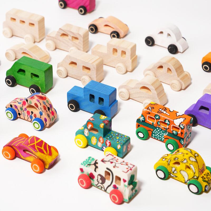 商品説明商品仕様品名：木製お絵かきミニカー&nbsp;対象年齢：3歳以上&nbsp;材質：松材 セット内容：8台のミニカーポイント自分だけのオリジナルカーを作ろう！ 天然木製のミニカー8台セット。お子さまが自由に色を塗って、世界に一つだけのDIYカーを作れる楽しさが詰まった知育おもちゃです。ご注意 実際の色味と写真の色味は光の当たり方やディスプレイの環境によって、多少異なる場合がございますのでご了承くださいませ。 製品品質向上、または製造時期により、予告なくデザイン及び仕様を変更する場合がございます。