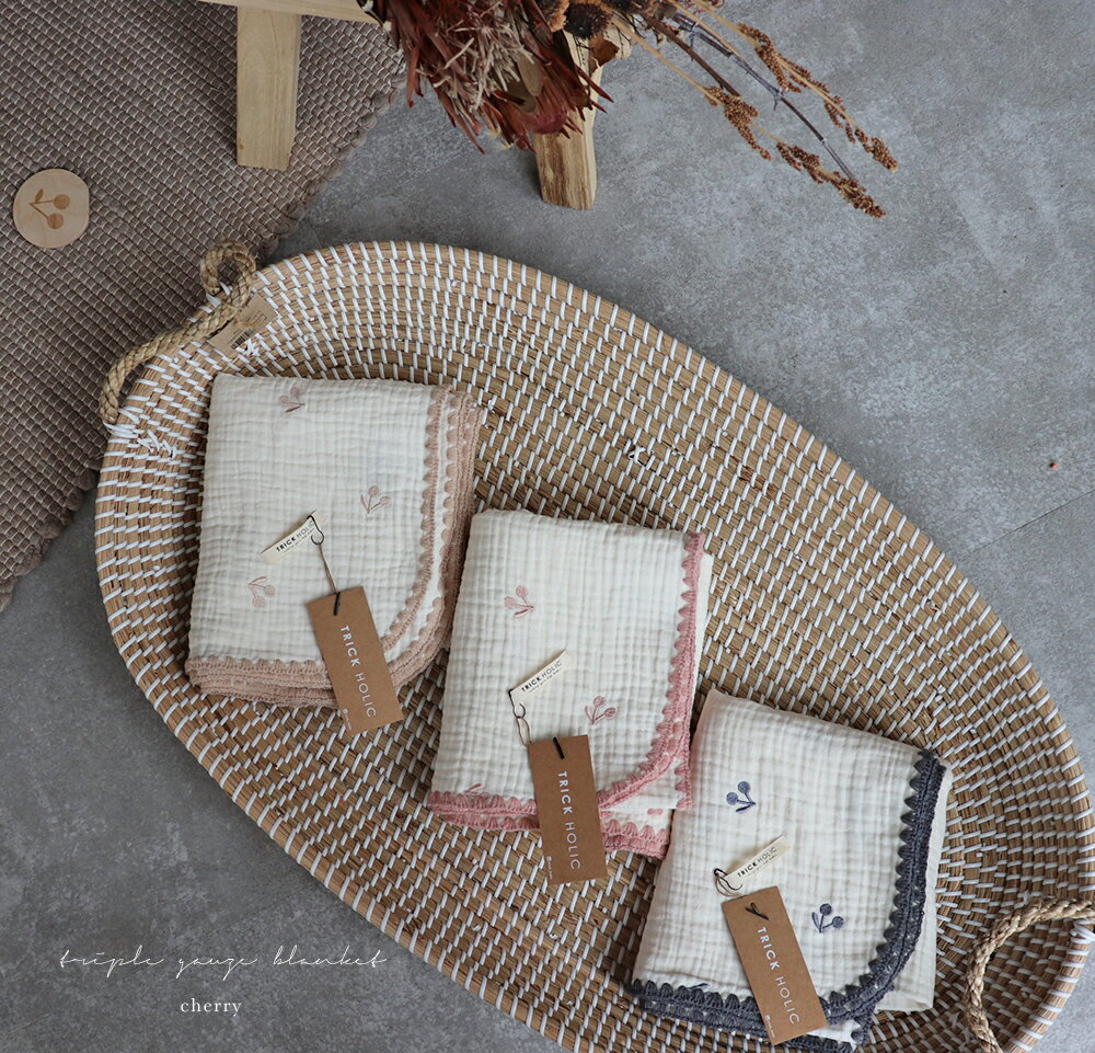 《6月スーパーセール》3重ガーゼブランケットさくらんぼの刺繍　Sサイズ　（約70×85cm）さくらんぼ　cherry　刺繍　ガーゼ　ブランケット　おくるみ　ギフト　出産祝い　韓国製　TRICK HOLIC　トリックホリックのサムネイル