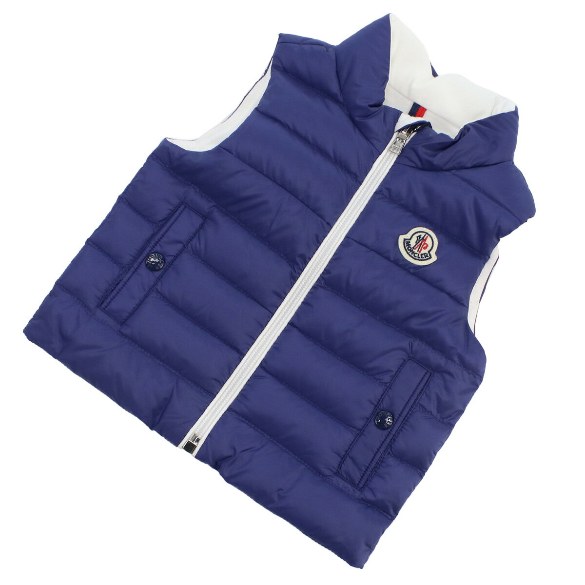 モンクレール(MONCLER)ベビー−コート，ジャンバー　■モンクレール(MONCLER)商品一覧はこちら■ 商品詳細 品名 モンクレール(MONCLER) ベビー−コート，ジャンバー 状態 新品・未使用 品番 1A00018 カラー(カラーNo.) ブルー系 (765) 素材(素材No.) 表地：ナイロン100%裏地：綿100%詰物：ダウン90% フェザー10% (595FE) サイズ(cm) 表記サイズ月齢日本サイズ肩幅身幅着丈#9-12M9-12ヶ月7622.52828#12-18M12-18ヶ月8023.52929#2A2才9224.53132#3A3才100263233(約cm) 仕様 生産国：セルビア 付属品 なし ブランド『モンクレール(MONCLER)』について モンクレール(MONCLER)は、ヨーロッパの山岳リゾートで上流階級から愛され続けるプレミアムダウンジャケットブランドです。軽く、保温性に優れた、最高級のグースの羽毛を使用しており、その機能性、デザイン性も高い評価を受けています。冬季オリンピックのフランスチームの公式ウェアとしても有名です。 ※本商品はご注文タイミングやご注文内容によっては、購入履歴からのご注文キャンセル、修正を受け付ける事ができない場合がございます。【楽ギフ_包装】【楽ギフ_メッセ入力】【あす楽対応】モンクレール(MONCLER)ベビー−コート，ジャンバー ■モンクレール(MONCLER)商品一覧はこちら■ &nbsp;