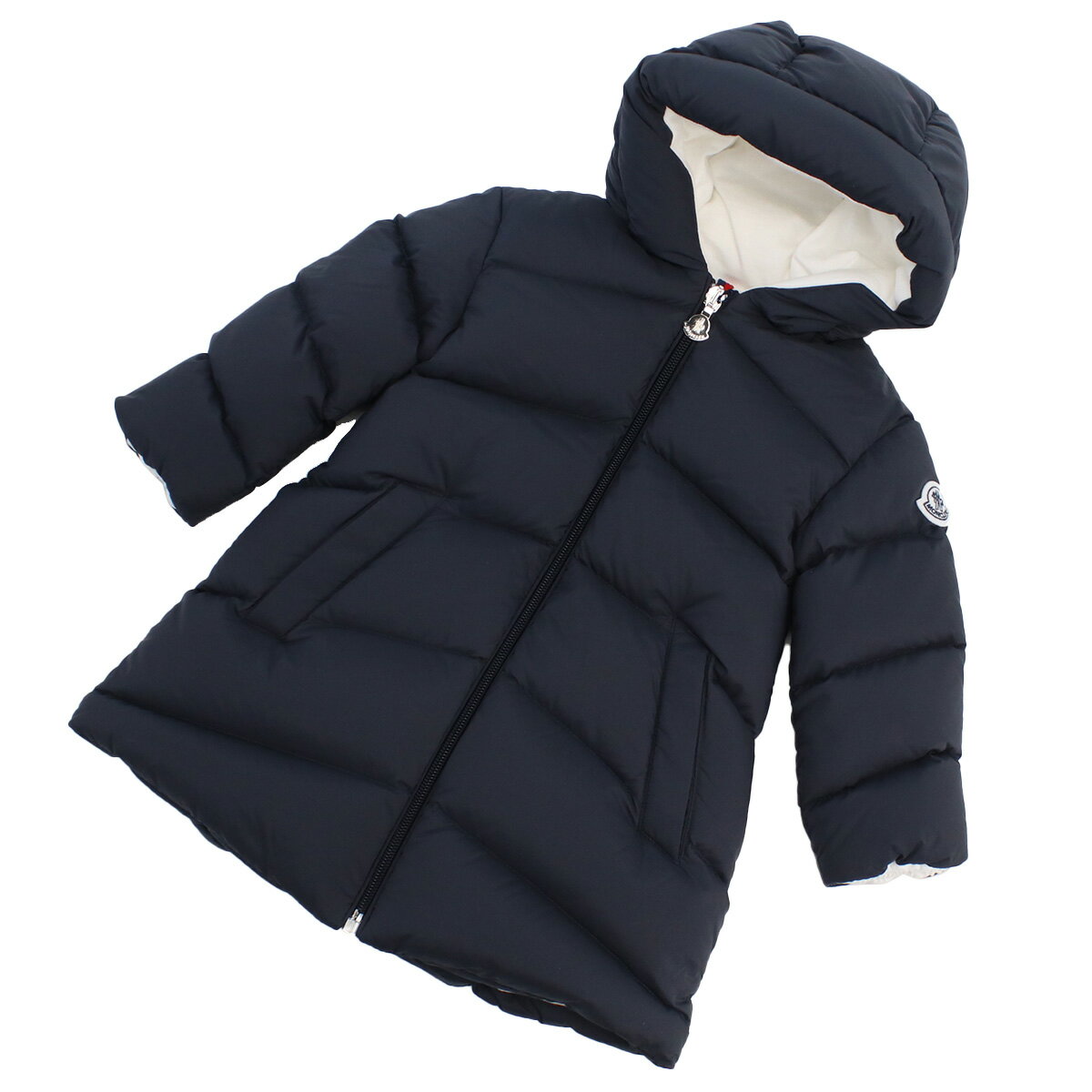 モンクレール(MONCLER)ベビー−ジャケット，上着　■モンクレール(MONCLER)商品一覧はこちら■ 商品詳細 品名 モンクレール(MONCLER) ベビー−ジャケット，上着 状態 新品・未使用 品番 1C00007 カラー(カラーNo.) ネイビー系 (778)金具色:シルバー 素材(素材No.) 表地：ナイロン100%裏地：コットン100%詰物：ダウン90% フェザー10% (53333) サイズ(cm) 表記サイズ月齢日本サイズ肩幅身幅着丈袖丈#12-18M12-18ヶ月相当8028264325(約cm) 仕様 フード取り外し不可生産国：ルーマニア 付属品 シリアルシール ブランド『モンクレール(MONCLER)』について モンクレール(MONCLER)は、ヨーロッパの山岳リゾートで上流階級から愛され続けるプレミアムダウンジャケットブランドです。軽く、保温性に優れた、最高級のグースの羽毛を使用しており、その機能性、デザイン性も高い評価を受けています。冬季オリンピックのフランスチームの公式ウェアとしても有名です。 ※本商品はご注文タイミングやご注文内容によっては、購入履歴からのご注文キャンセル、修正を受け付ける事ができない場合がございます。【楽ギフ_包装】【楽ギフ_メッセ入力】【あす楽対応】モンクレール(MONCLER)ベビー−ジャケット ■モンクレール(MONCLER)商品一覧はこちら■ &nbsp; ブランドベビー服 ベビーアパレル お祝い 誕生日プレゼント 出産祝い ギフト プレゼント 女の子 男の子 ベビー服 ラッピング 無料ラッピング